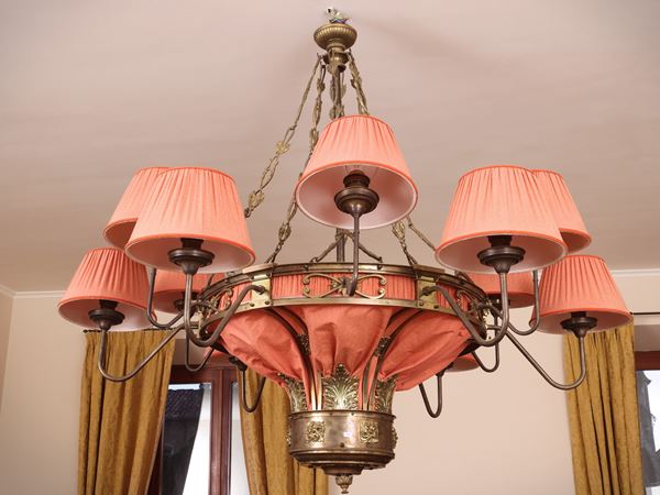 Grande lampadario in metallo dorato e tessuto rosa
