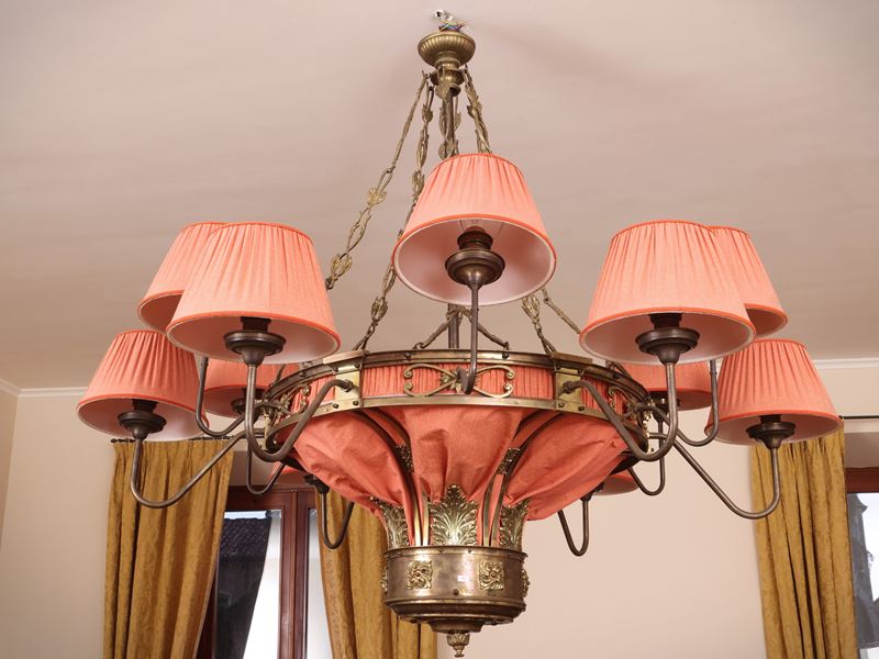 Grande Lampadario in Metallo Dorato e Tessuto Rosa