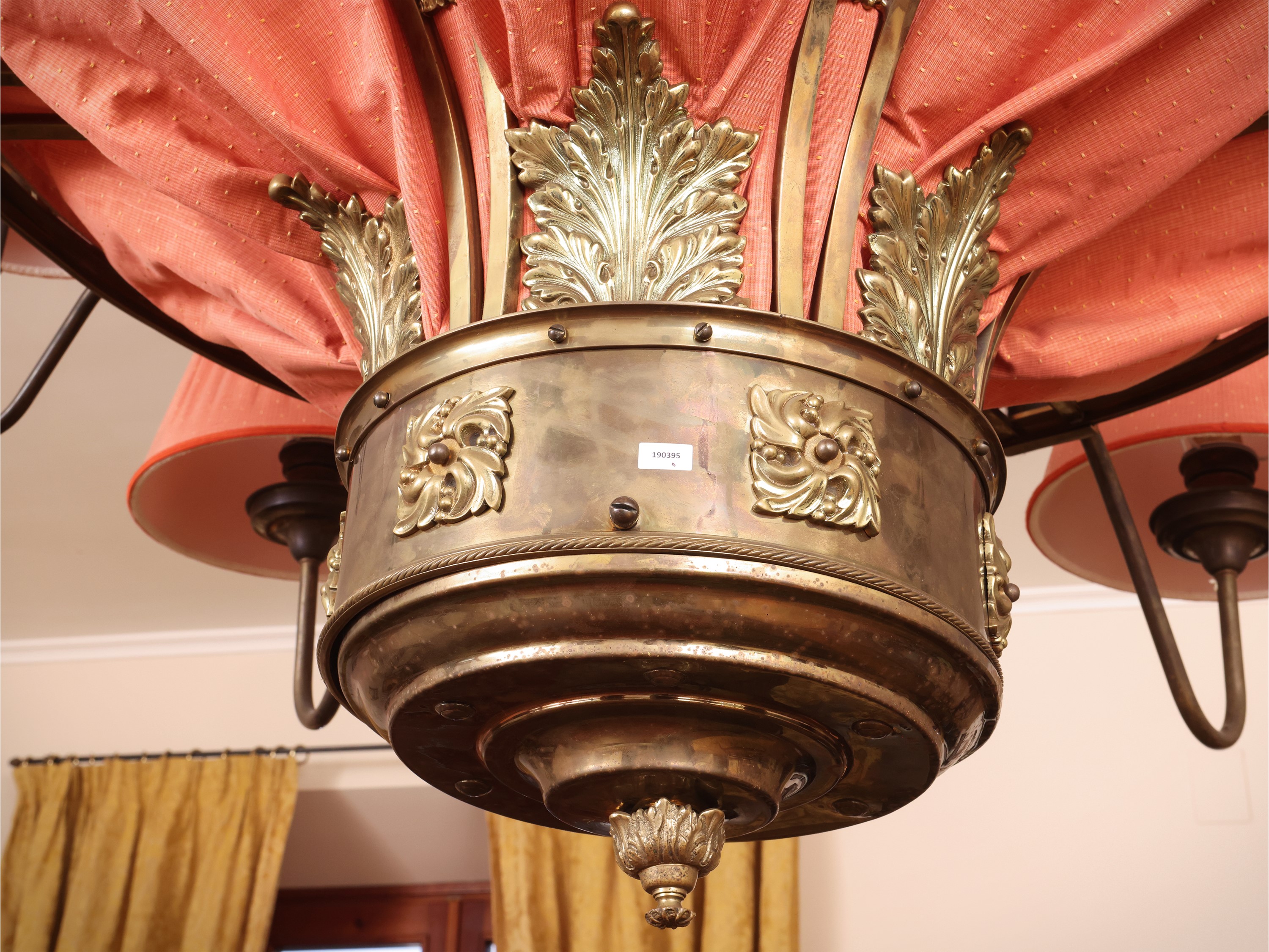 Grande Lampadario in Metallo Dorato e Tessuto Rosa