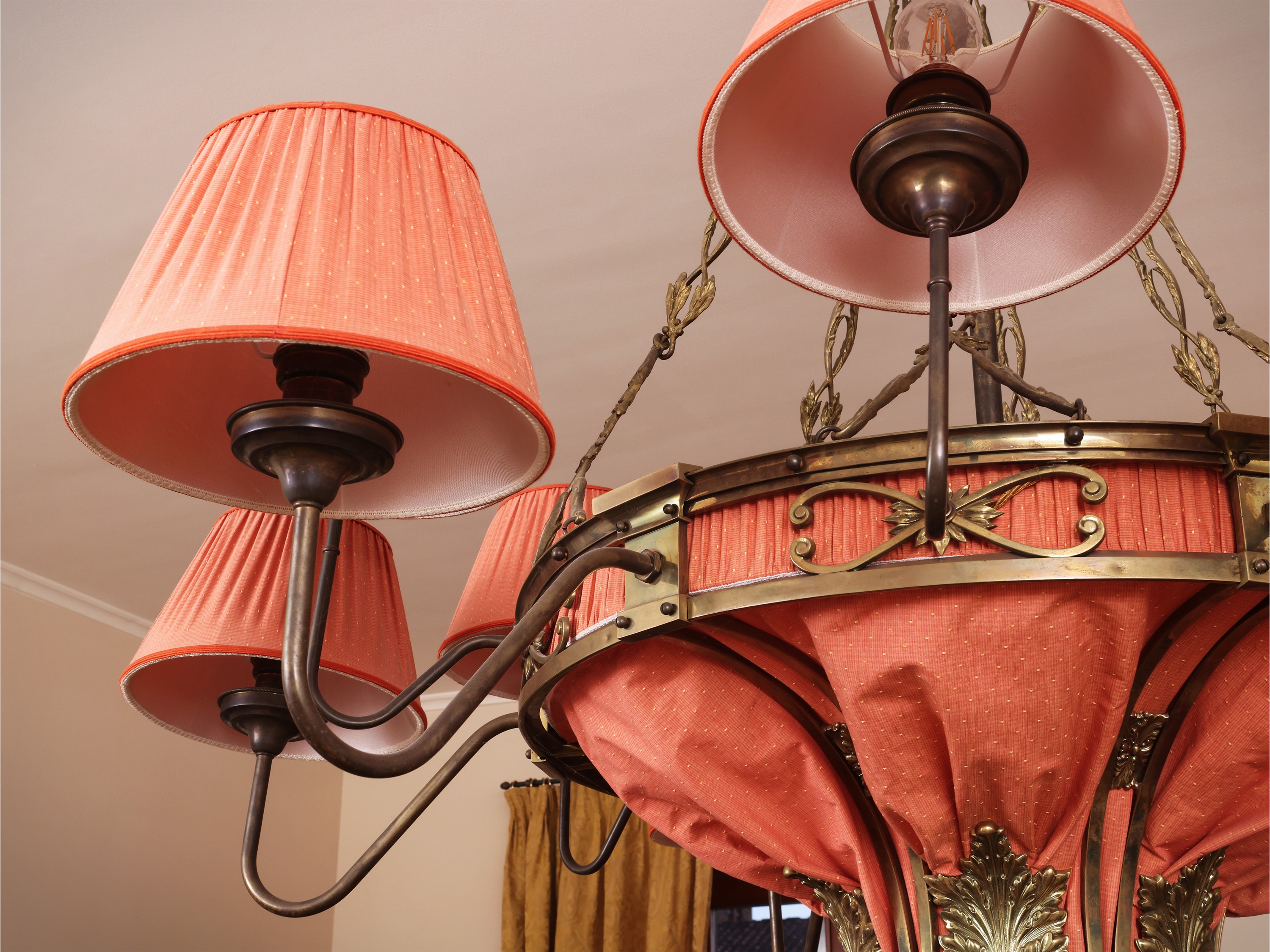 Grande Lampadario in Metallo Dorato e Tessuto Rosa