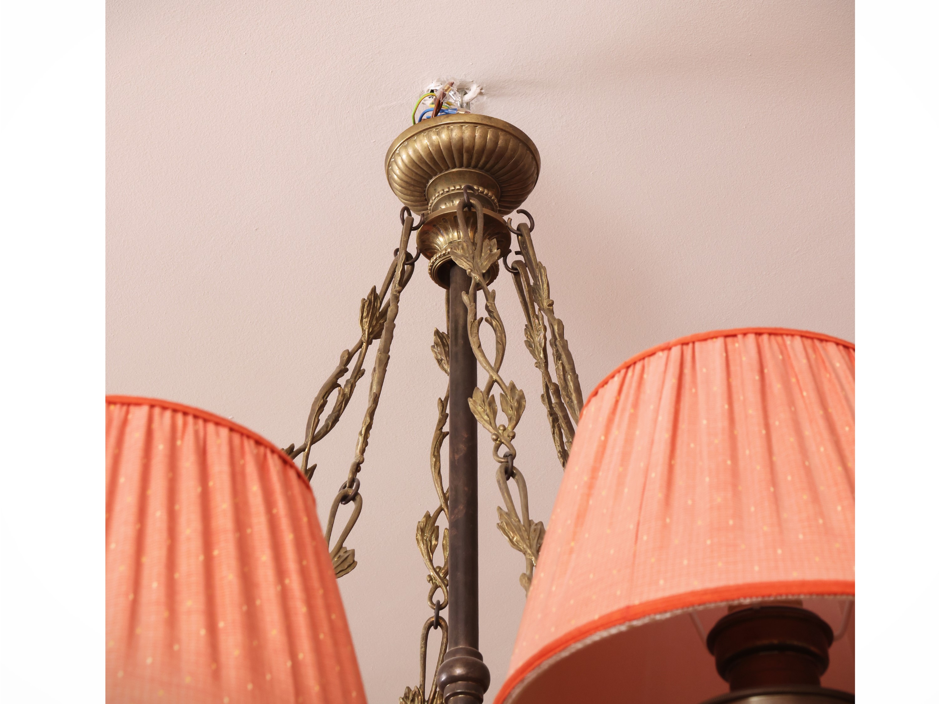 Grande Lampadario in Metallo Dorato e Tessuto Rosa