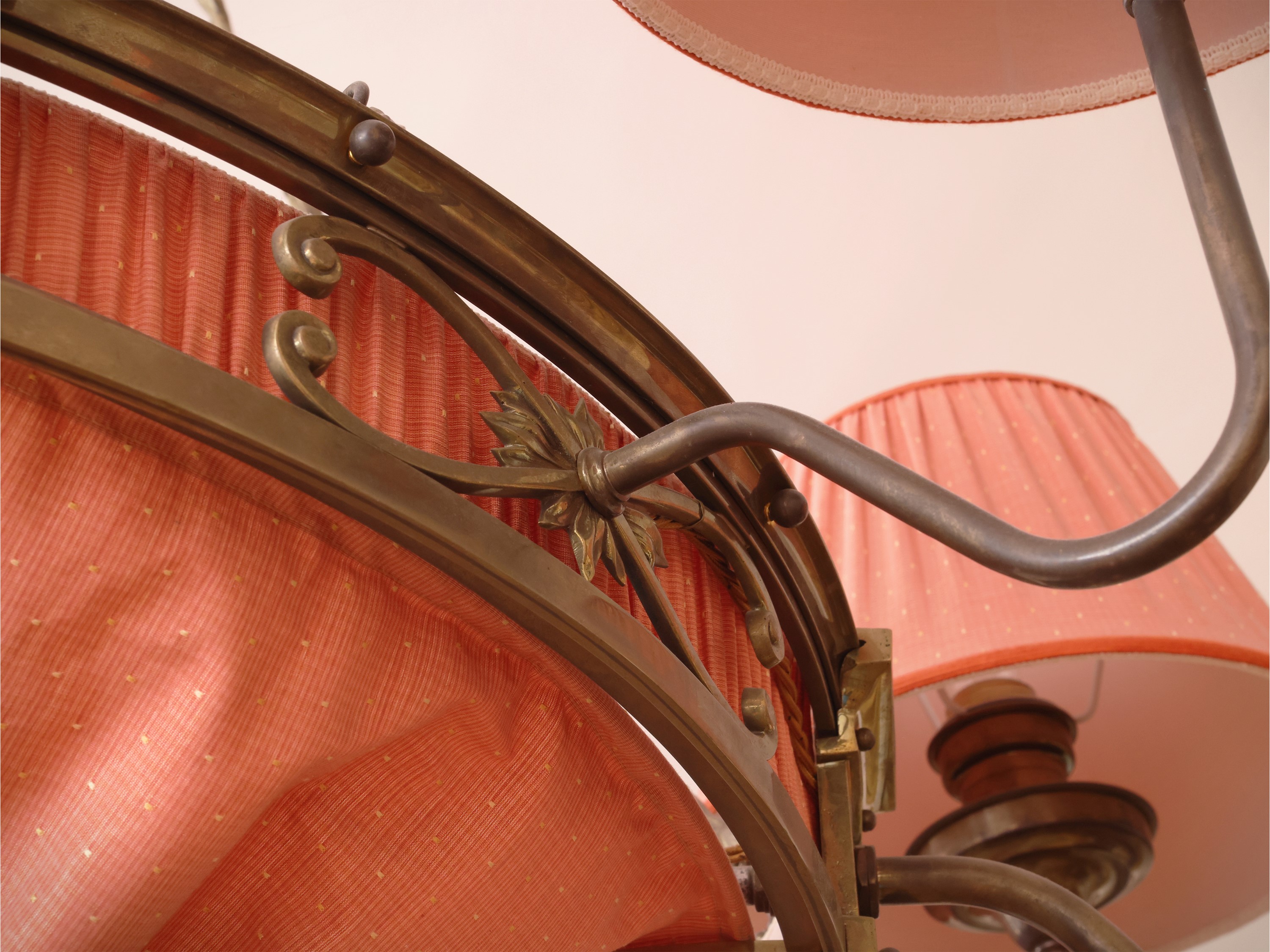 Grande Lampadario in Metallo Dorato e Tessuto Rosa