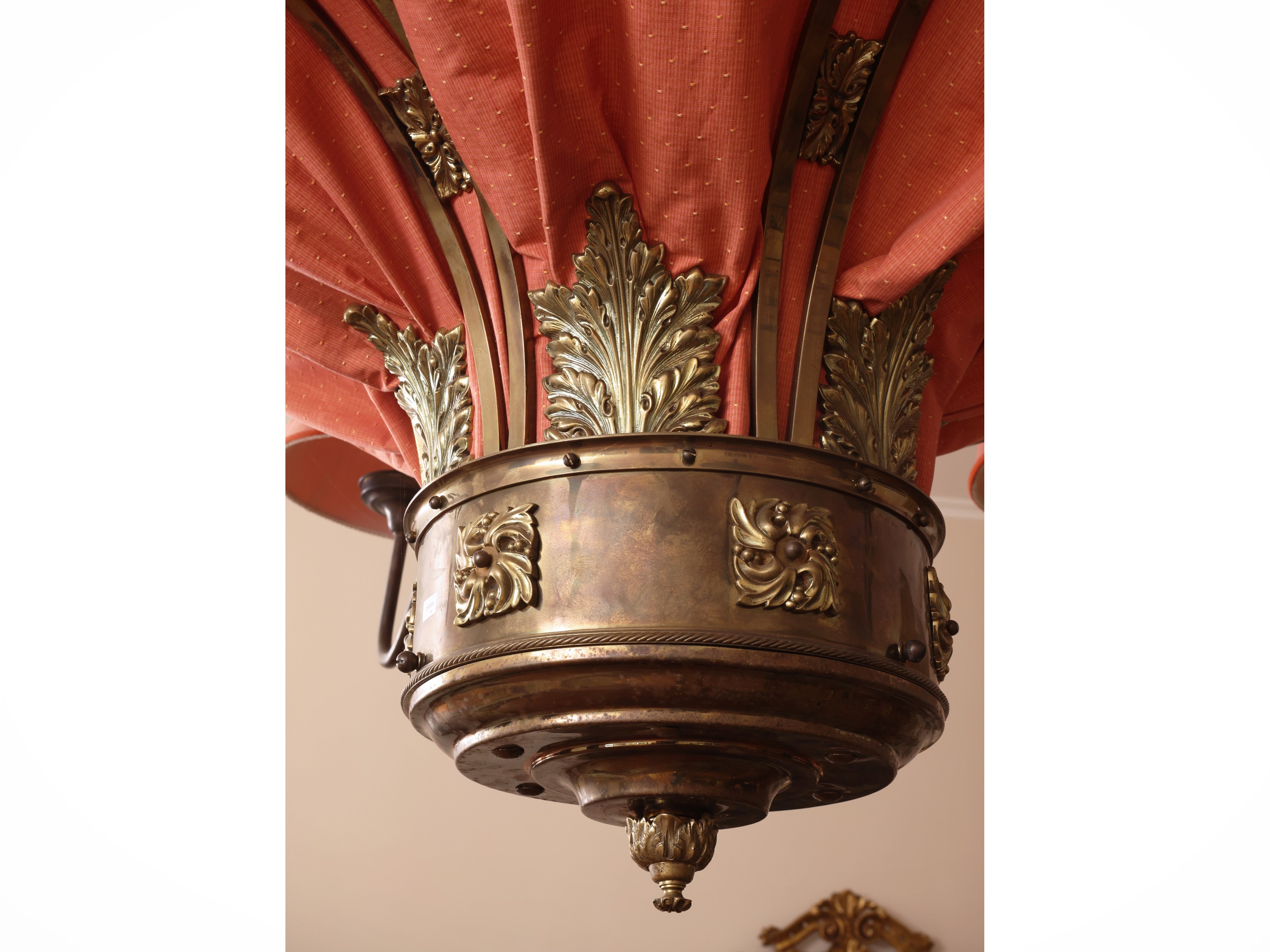 Grande Lampadario in Metallo Dorato e Tessuto Rosa
