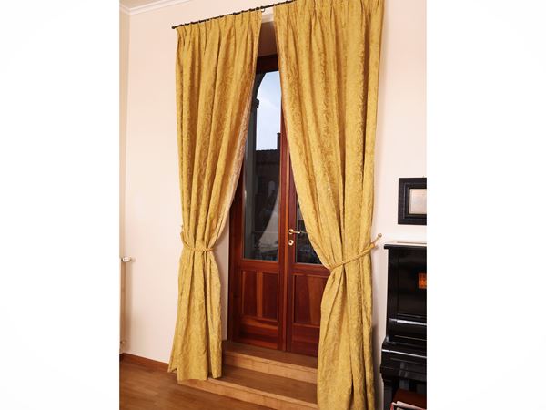 Tendaggio in damasco giallo oro