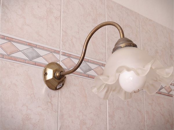Due complementi per l'illuminazione in metallo dorato