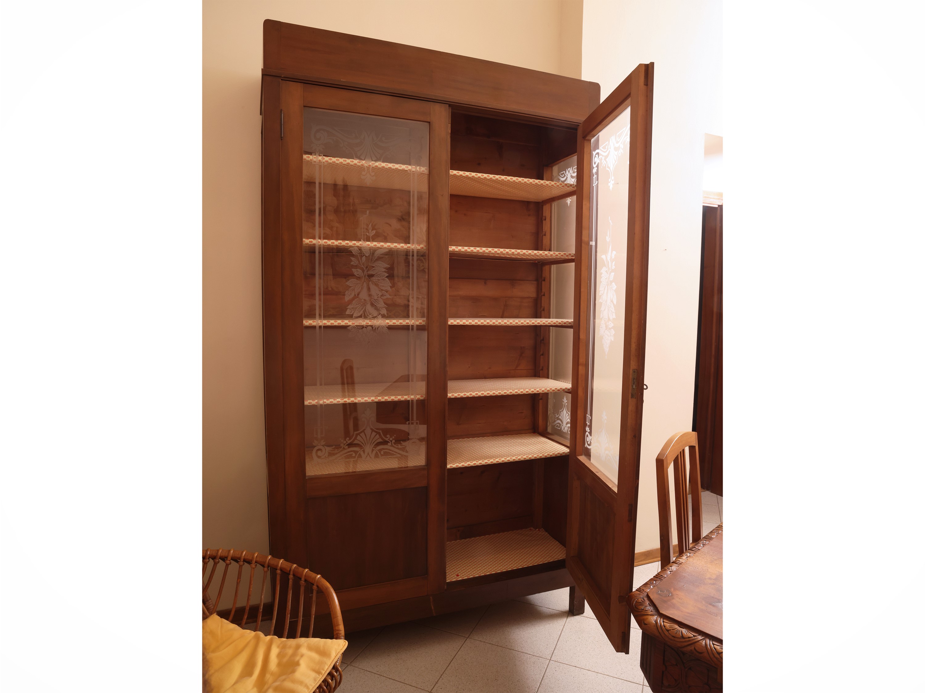 Vetrina in legno tenero, due sportelli con vetro acidato (inizio XX secolo)