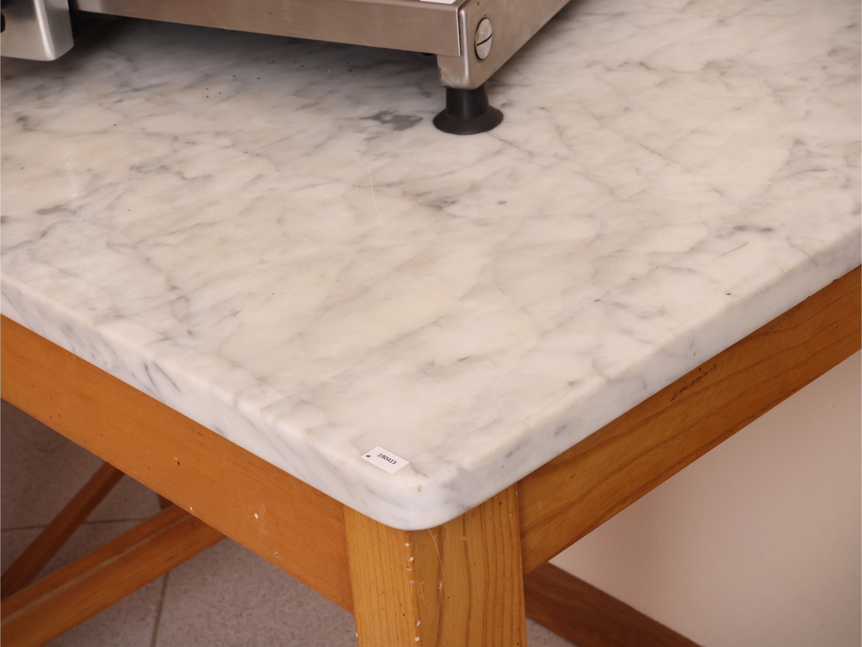 Tavolo rustico da cucina con piano in marmo bianco