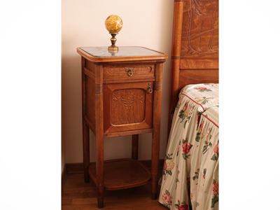 Coppia di comodini in faggio in stile Liberty, piano in marmo grigio