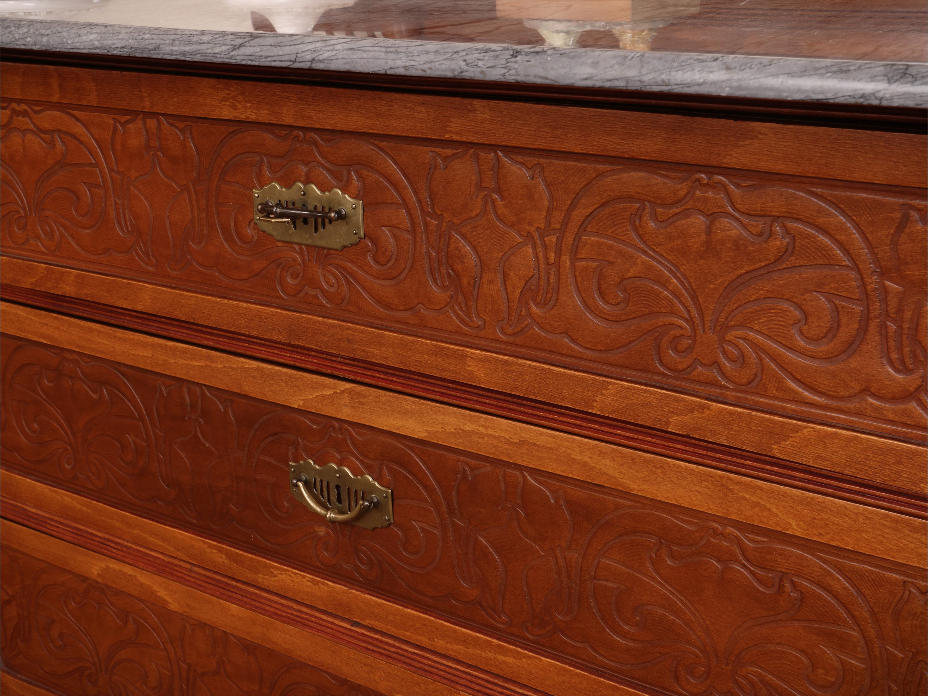 Cassettone con Alzata in Faggio in Stile Liberty
