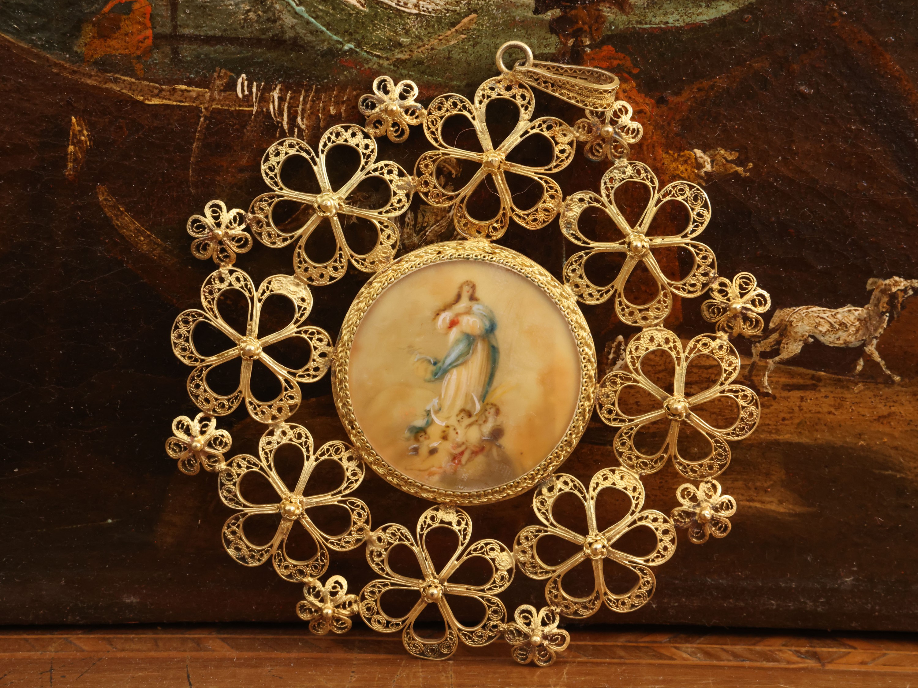 Medaglia da culla, filigrana di rame dorato, cesellata con Assunzione di Maria (XIX/XX secolo)