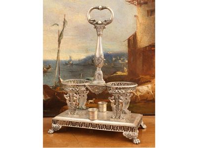 Grande oliera in argento cesellato con delfini e putti musicanti, Francia (metà XIX secolo)