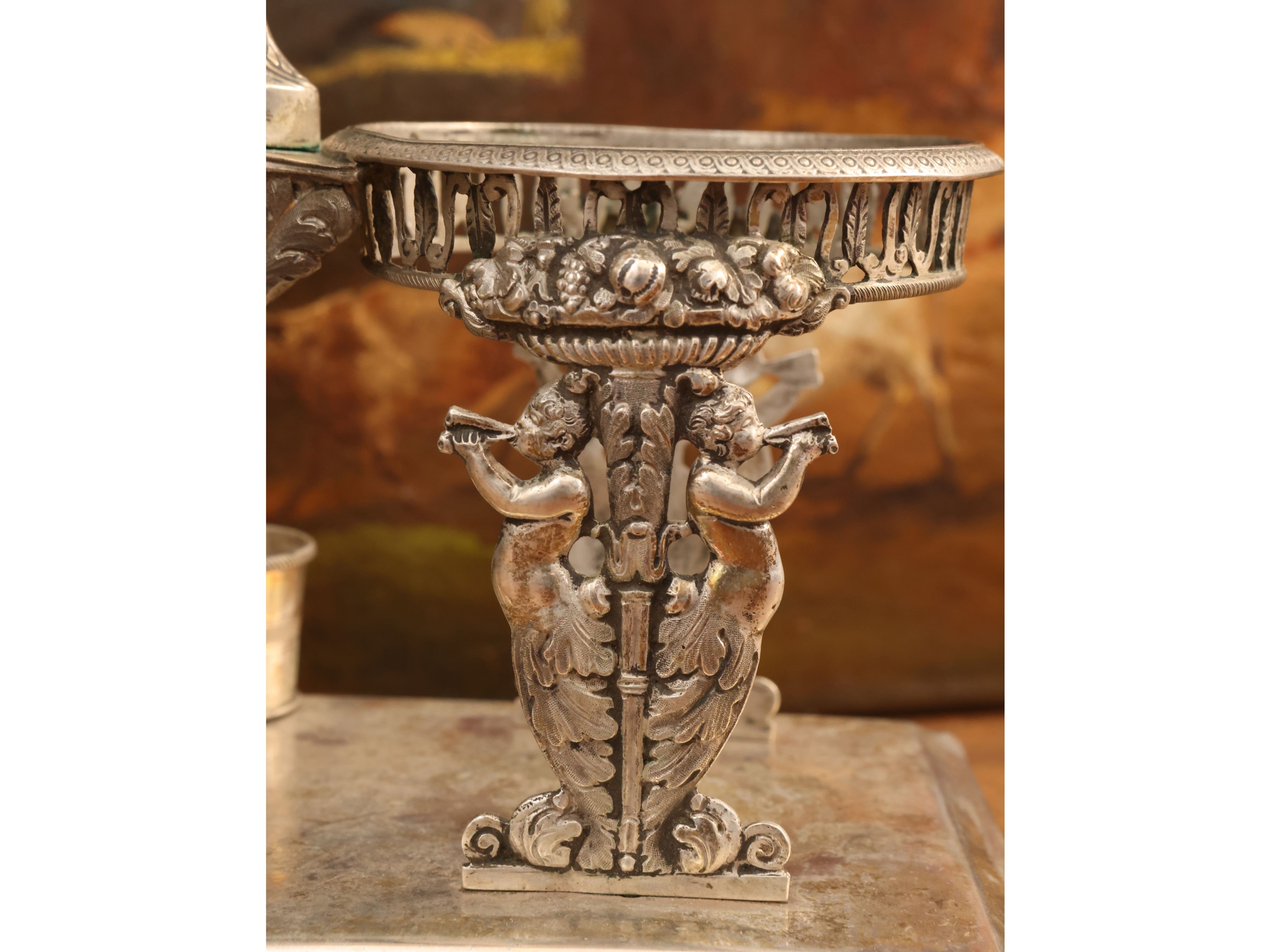 Grande oliera in argento cesellato con delfini e putti musicanti, Francia (metà XIX secolo)