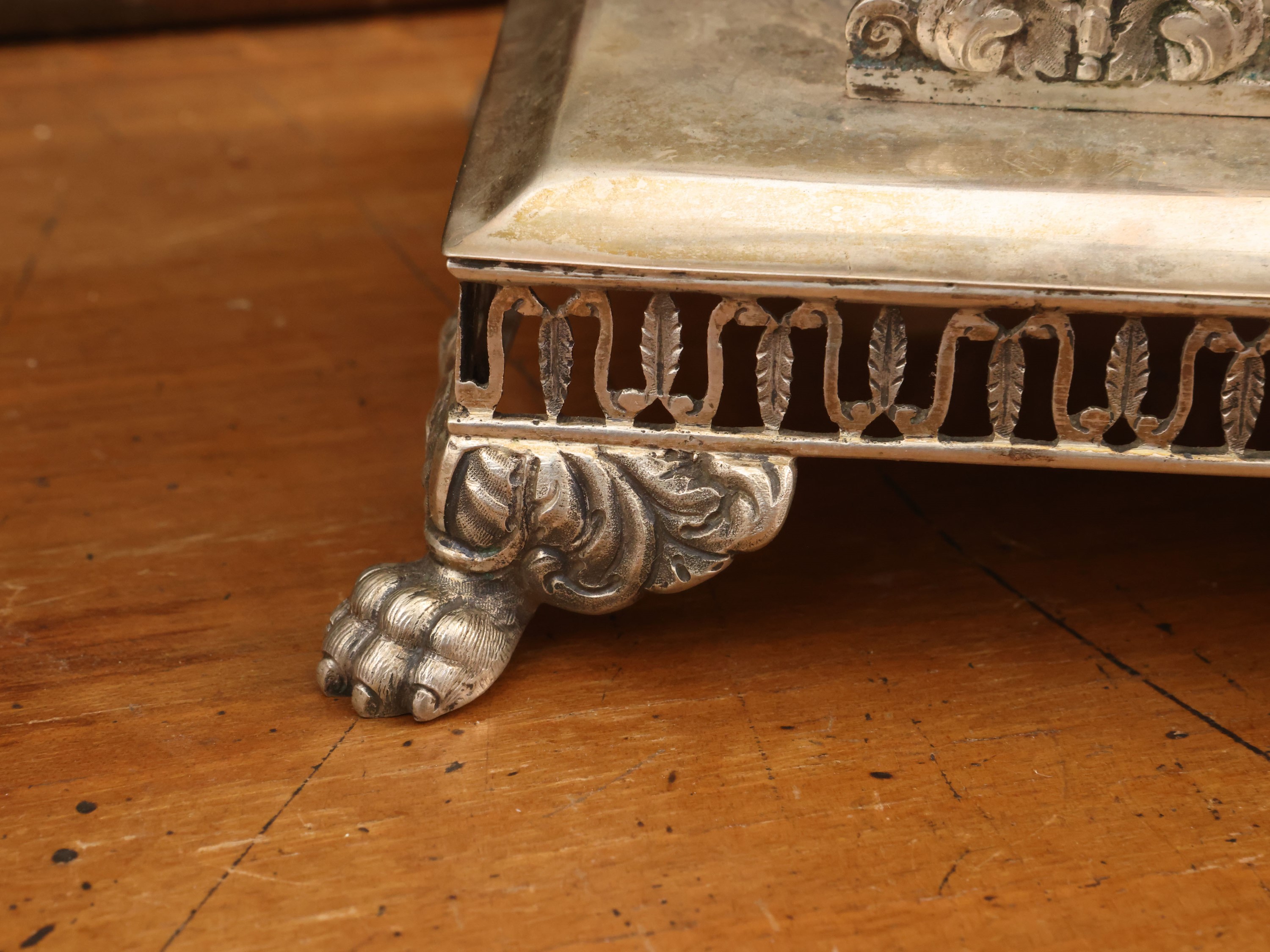 Grande oliera in argento cesellato con delfini e putti musicanti, Francia (metà XIX secolo)