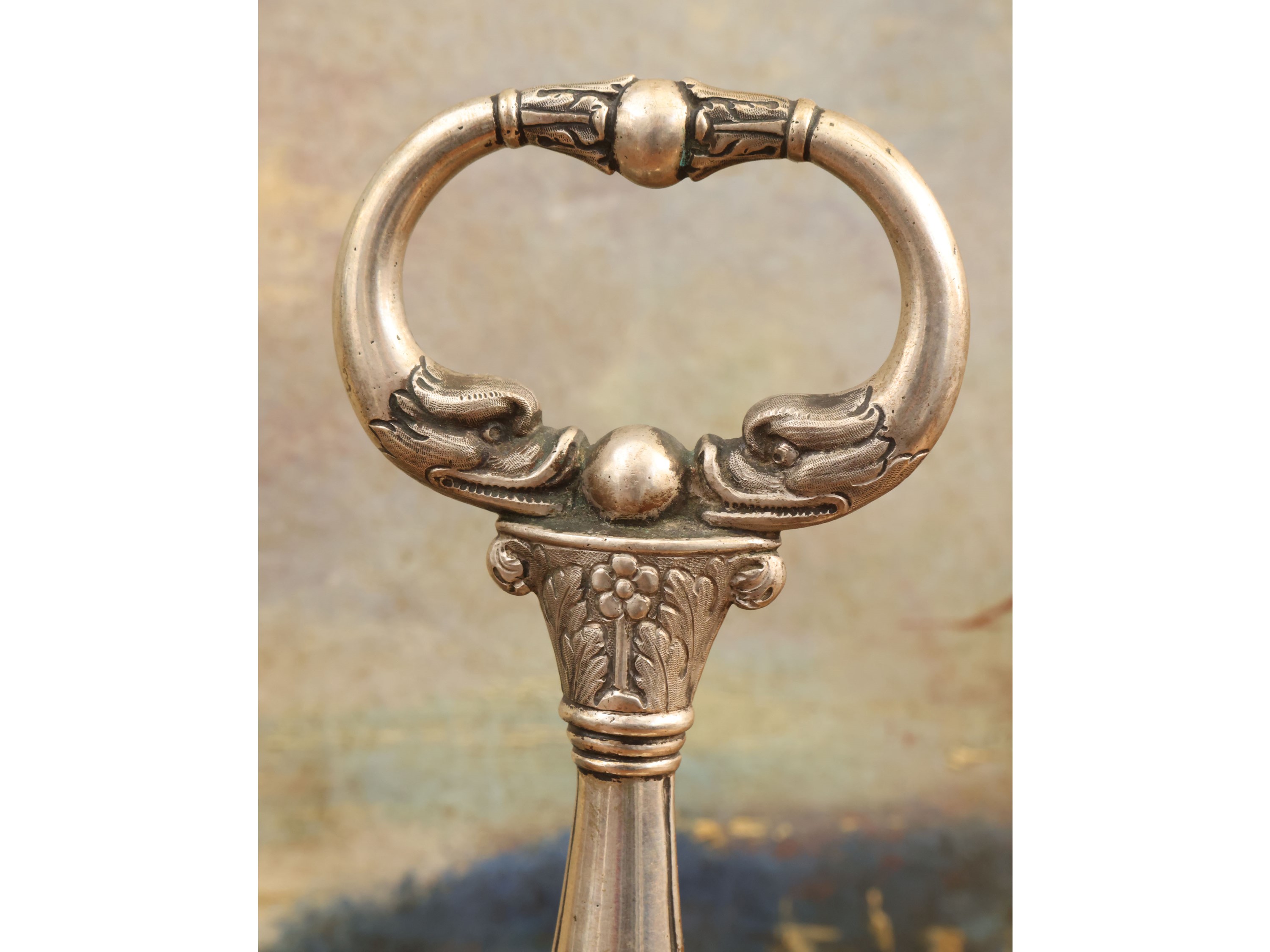 Grande oliera in argento cesellato con delfini e putti musicanti, Francia (metà XIX secolo)