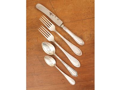 Assortimento di posate in argento per dessert (inizio XX secolo): 12 forchettine e 12 coltellini,...