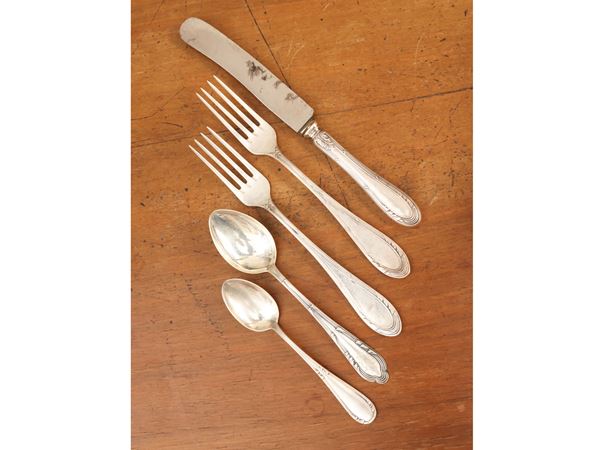 Assortimento di posatine in argento da dessert