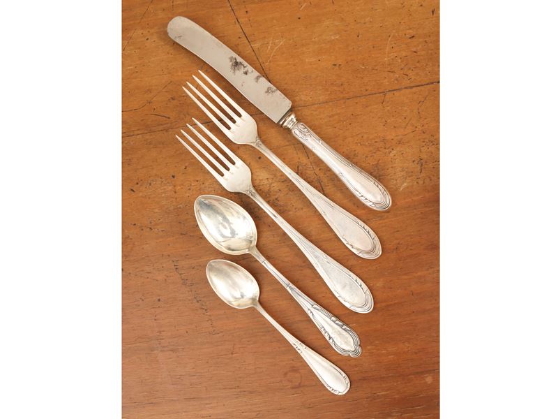 Assortimento di posate in argento per dessert (inizio XX secolo): 12 forchettine e 12 coltellini,...