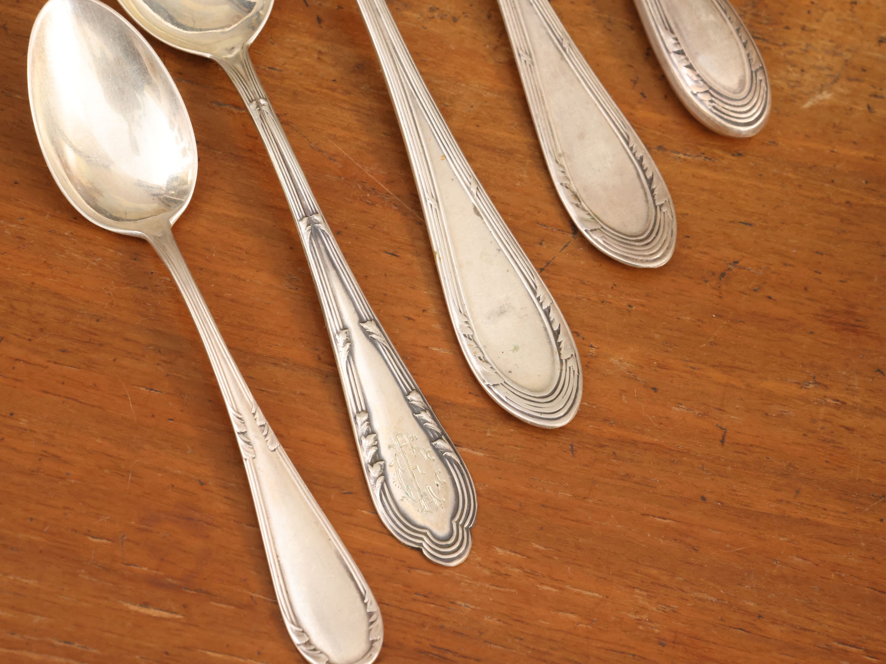 Assortimento di posate in argento per dessert (inizio XX secolo): 12 forchettine e 12 coltellini,...