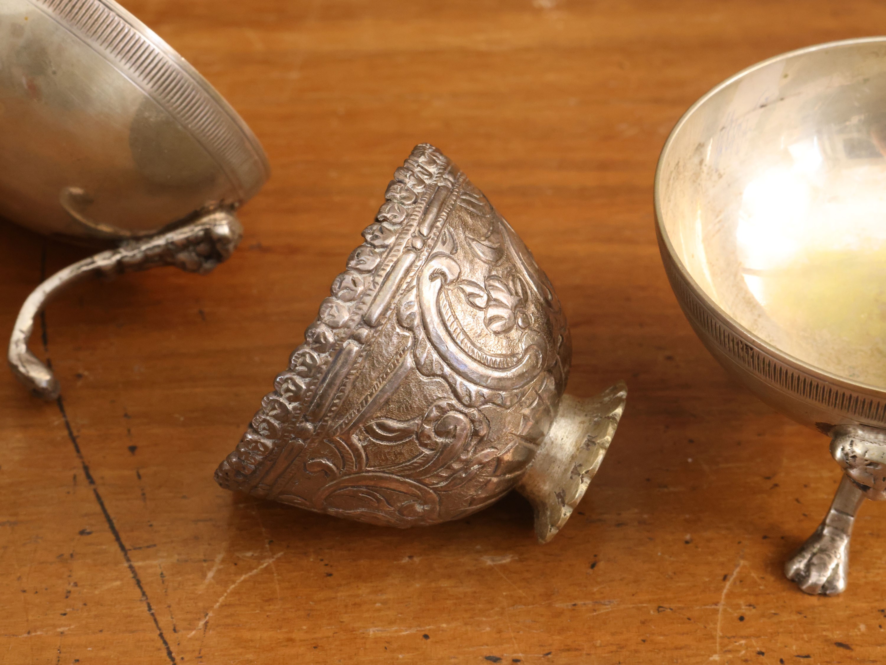 Serie di quattro saliere in argento su tripodi con gambe zoomorfe, Italia centrale, XIX secolo