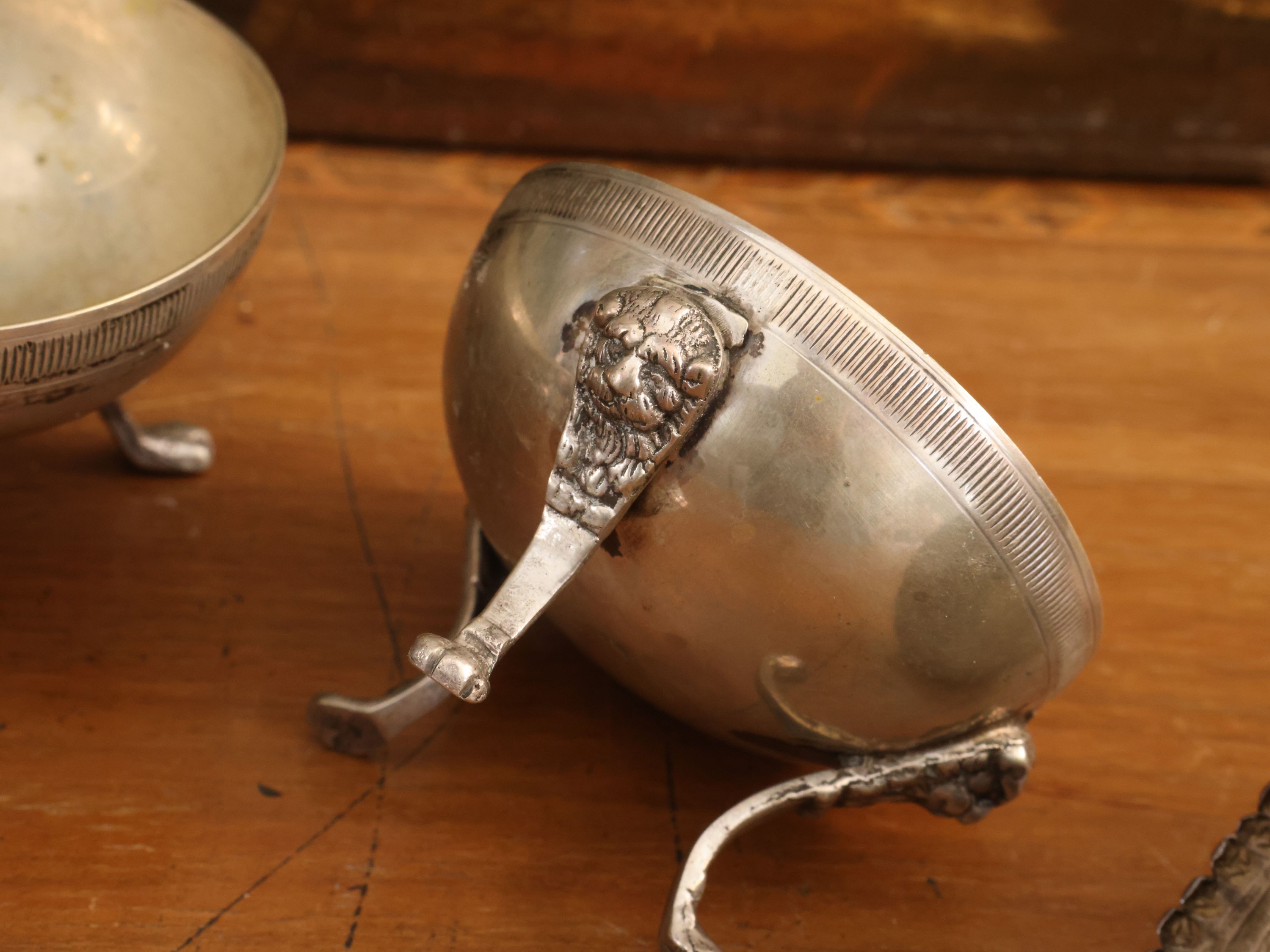 Serie di quattro saliere in argento su tripodi con gambe zoomorfe, Italia centrale, XIX secolo
