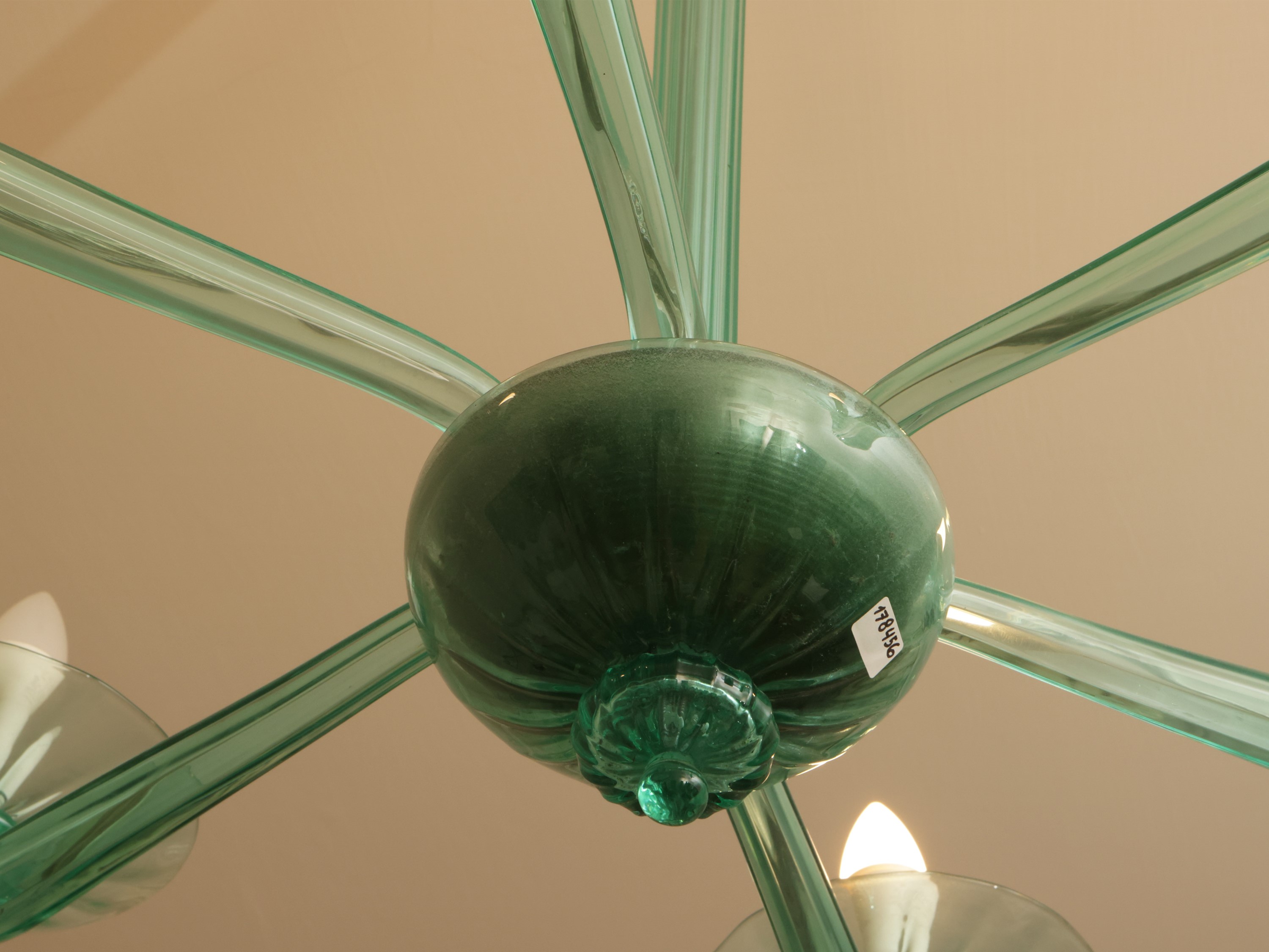Lampadario, sei bracci portacandele in vetro costolato verde smeraldo (Murano)