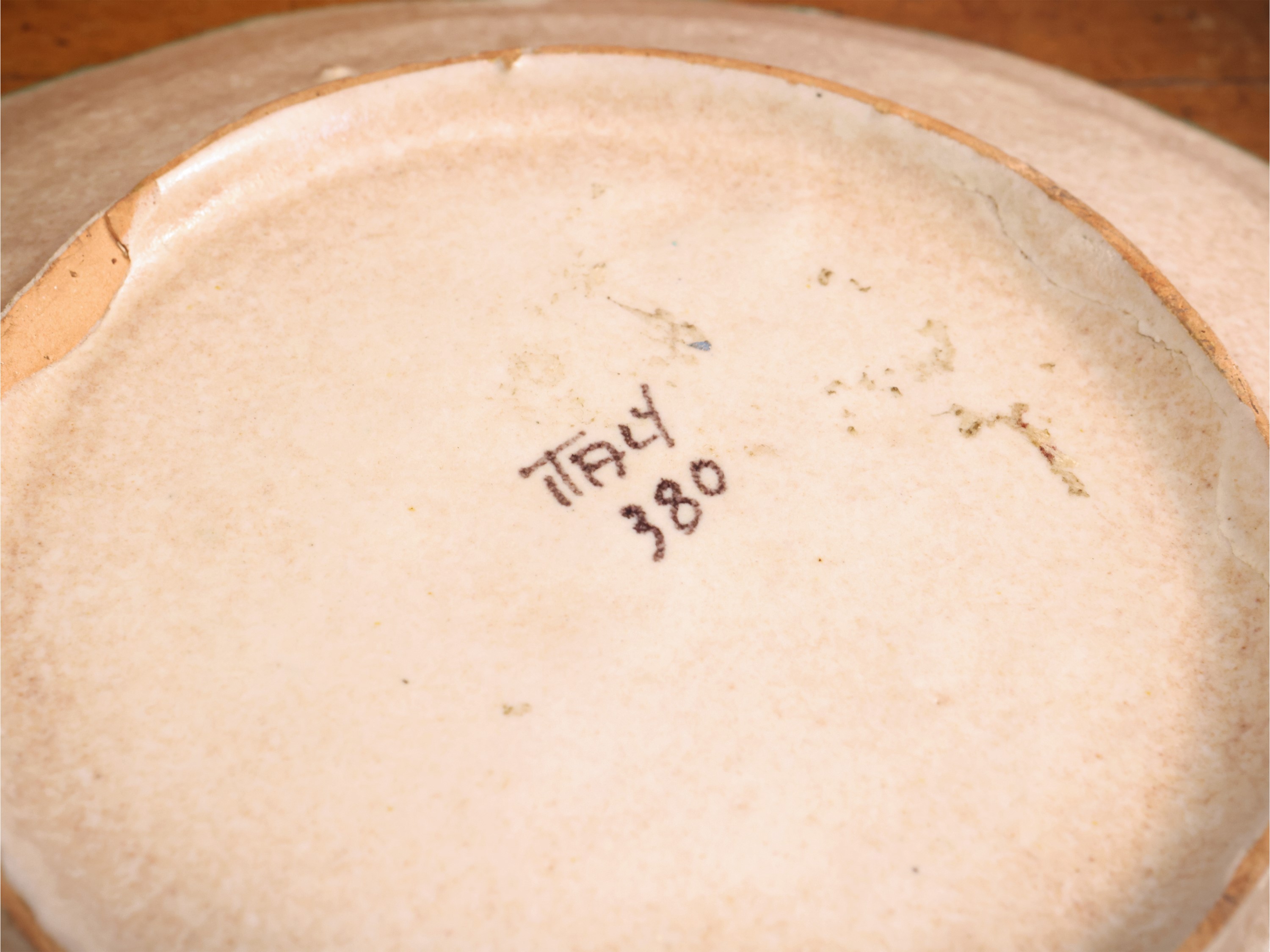 Piatto decorativo in ceramica smaltata, anni Venti/Trenta