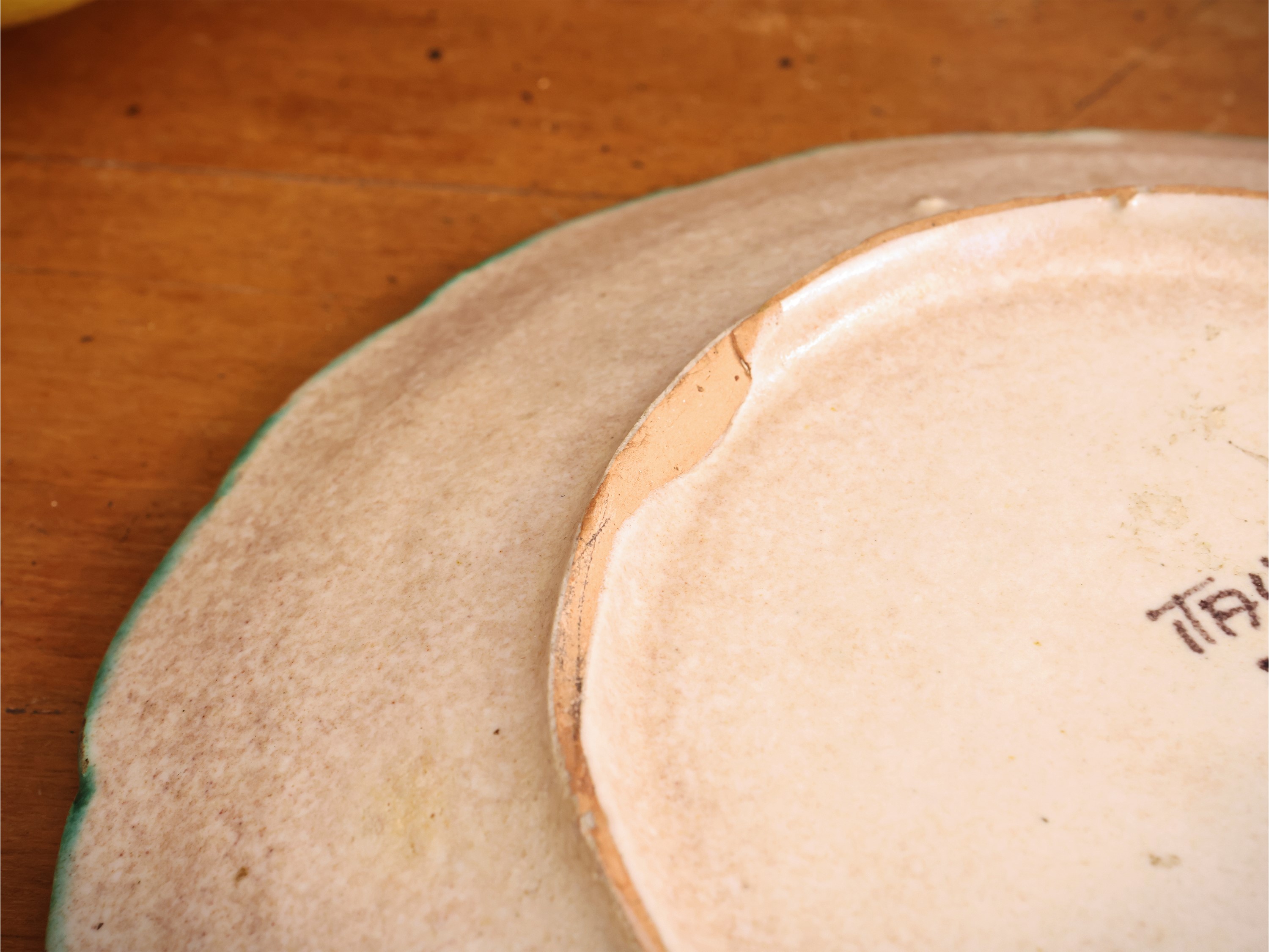 Piatto decorativo in ceramica smaltata, anni Venti/Trenta