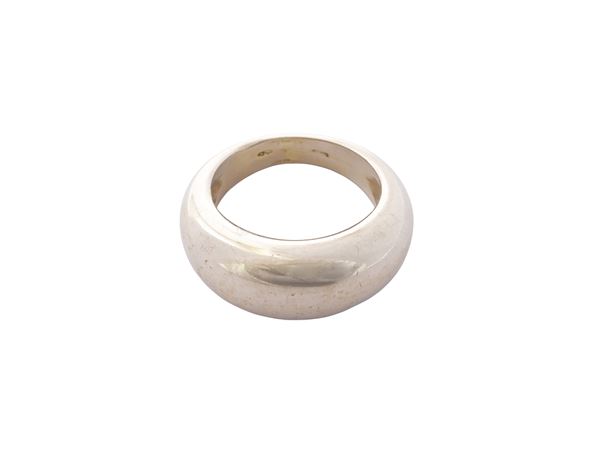 A 18K white gold ring