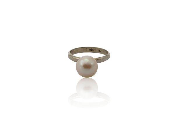 A 18K white gold and white cultured pearl ring