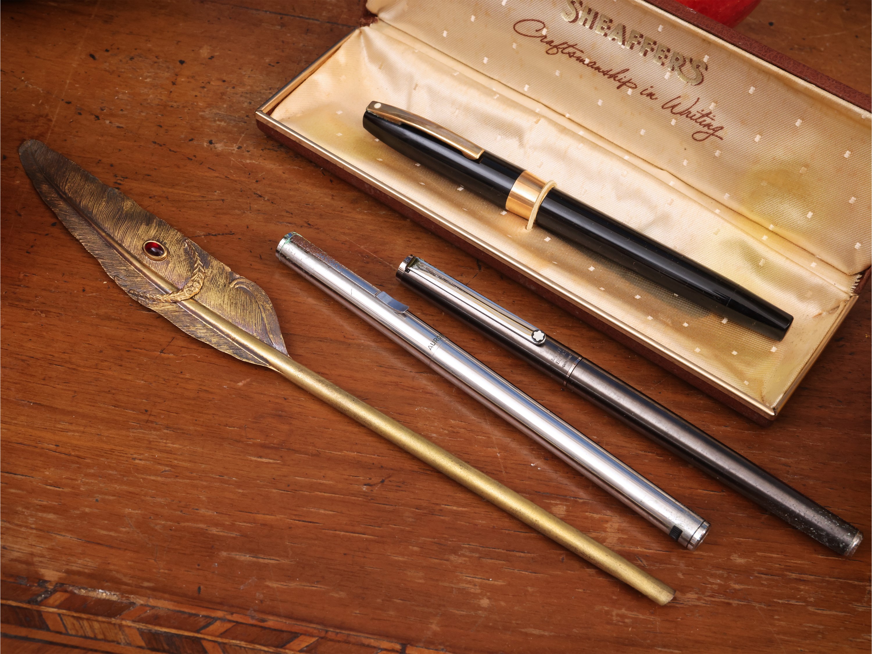 Penne da collezione: stilografica Sheaffer con pennino in oro 14 k, penna a foggia di piuma con c...