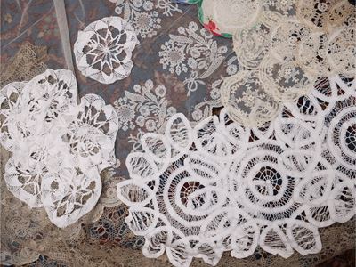 Assortimento di tessuti in pizzo: centrini ad ago e a fuselli, velo in pizzo ricamato e pizzo mec...