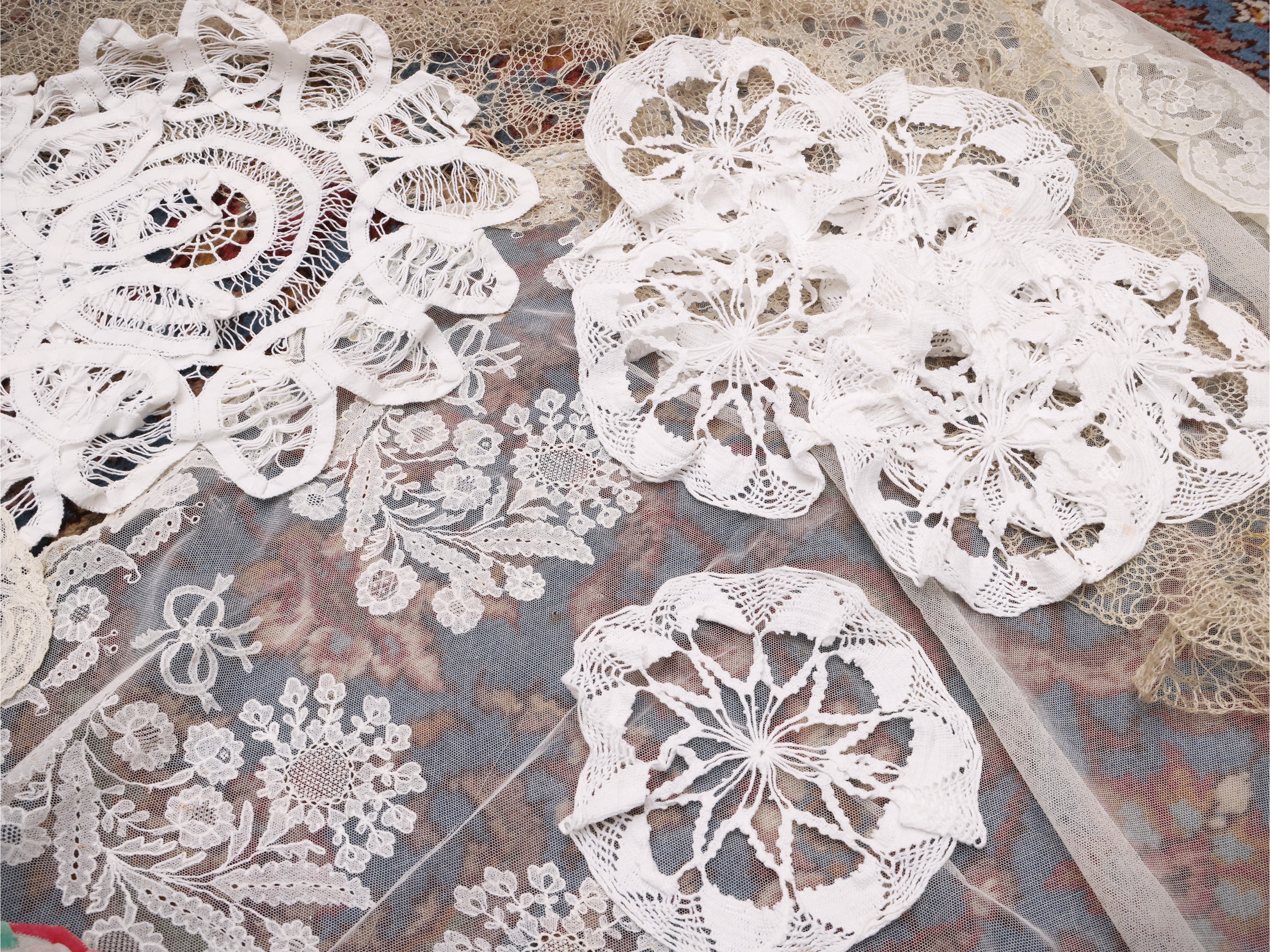 Assortimento di tessuti in pizzo: centrini ad ago e a fuselli, velo in pizzo ricamato e pizzo mec...
