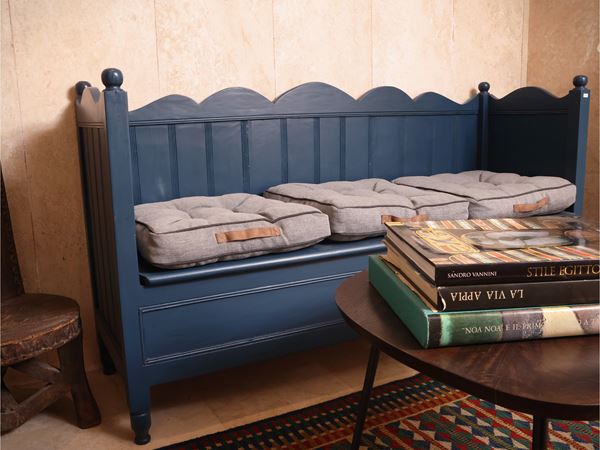 Divanetto in legno laccato blu balena