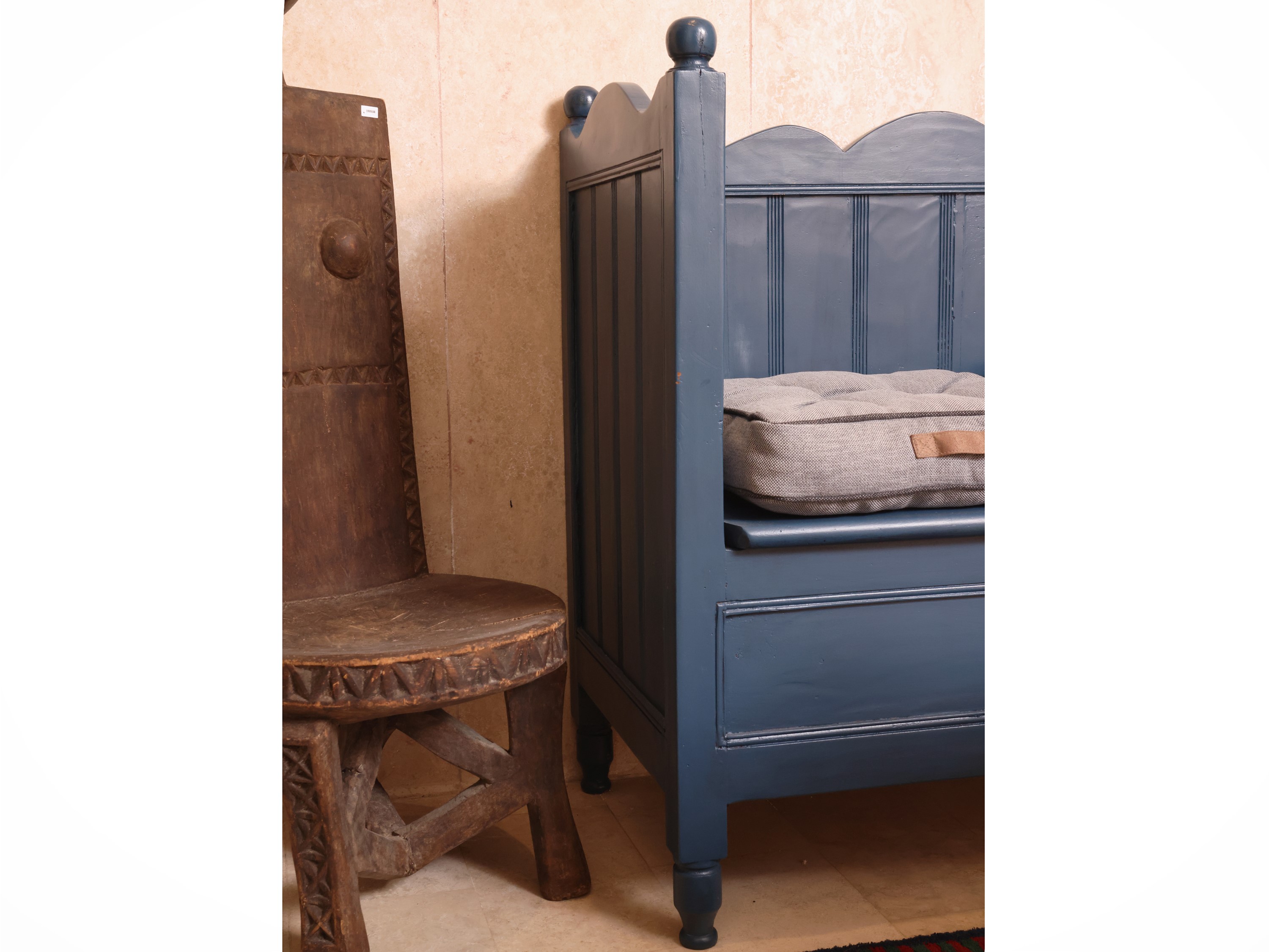 Divanetto in legno laccato blu balena, tre cuscini in tessuto grigio