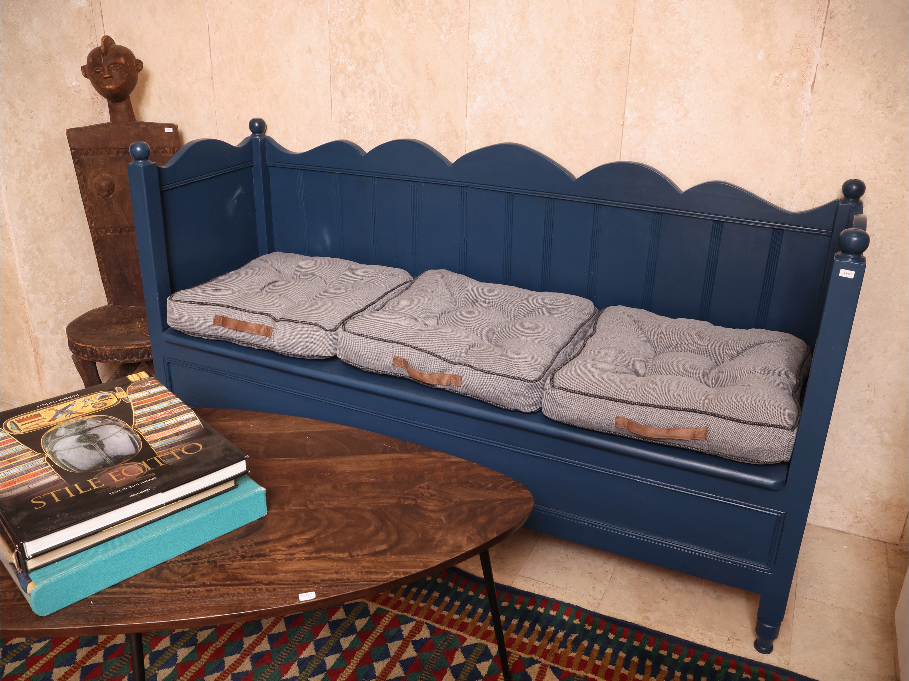 Divanetto in legno laccato blu balena, tre cuscini in tessuto grigio
