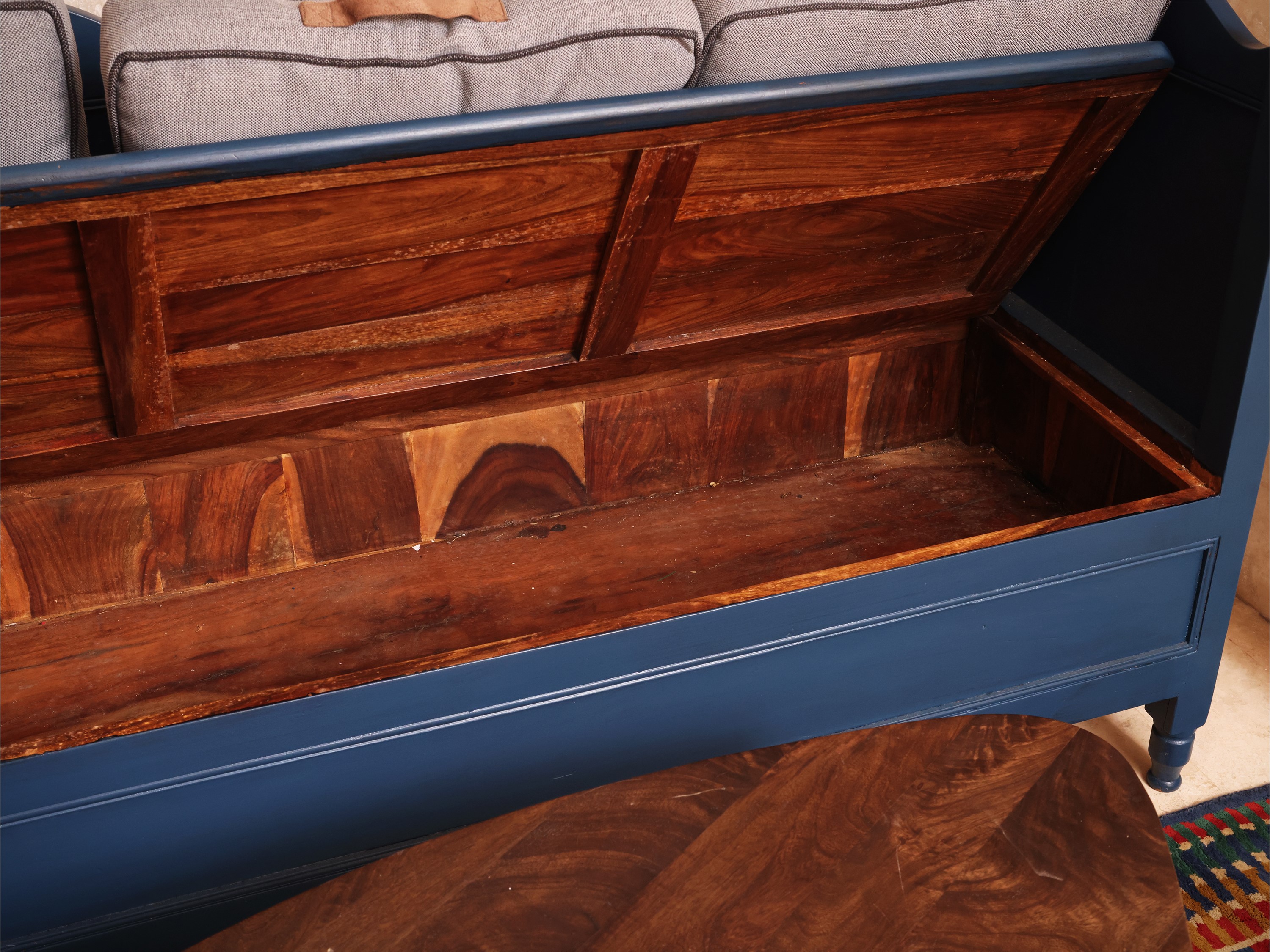 Divanetto in legno laccato blu balena, tre cuscini in tessuto grigio