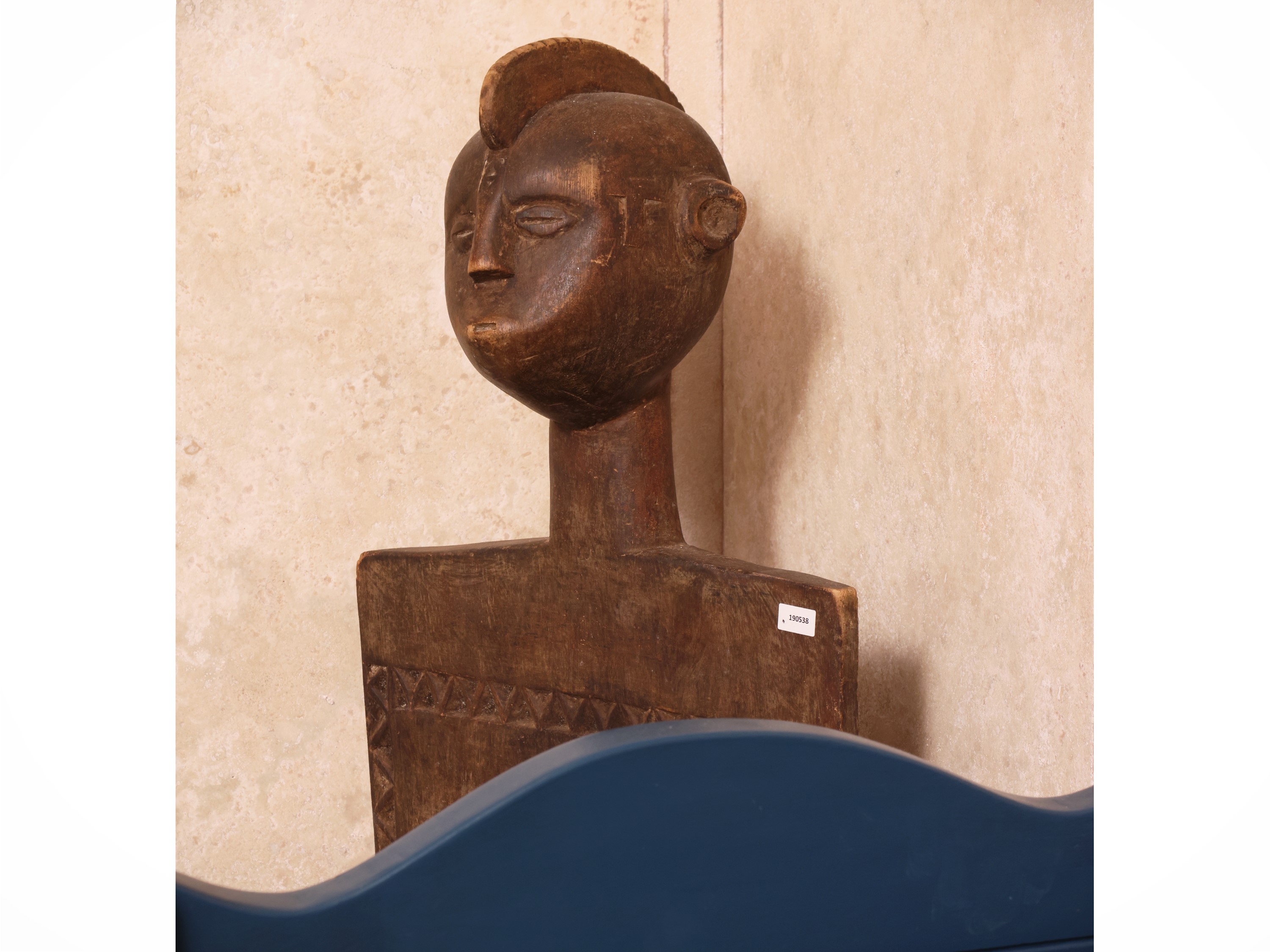 Scranno tribale antropomorfo, manufatto in legno esotico, h 110 cm