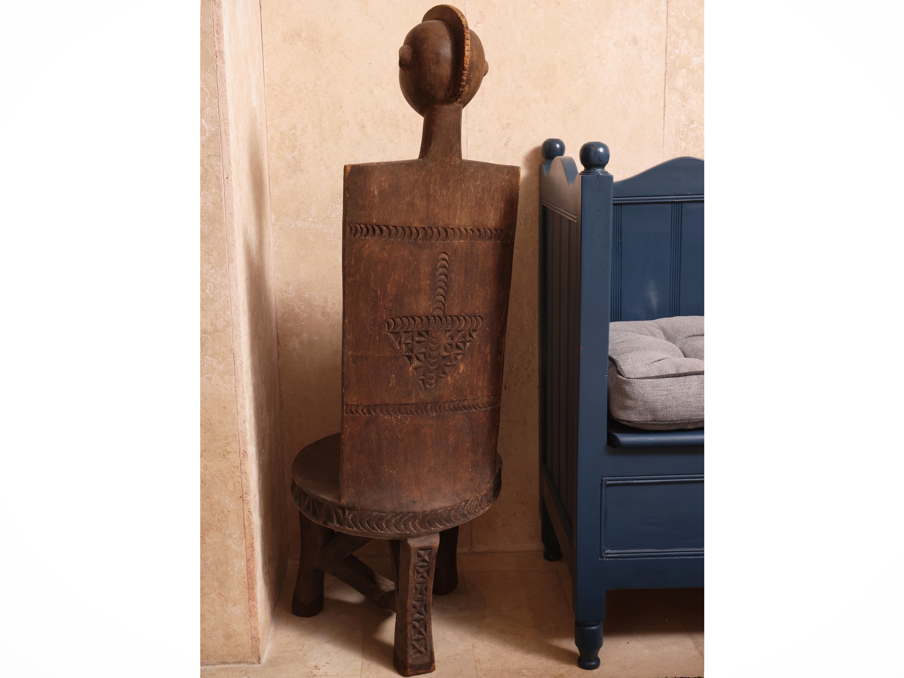 Scranno tribale antropomorfo, manufatto in legno esotico, h 110 cm