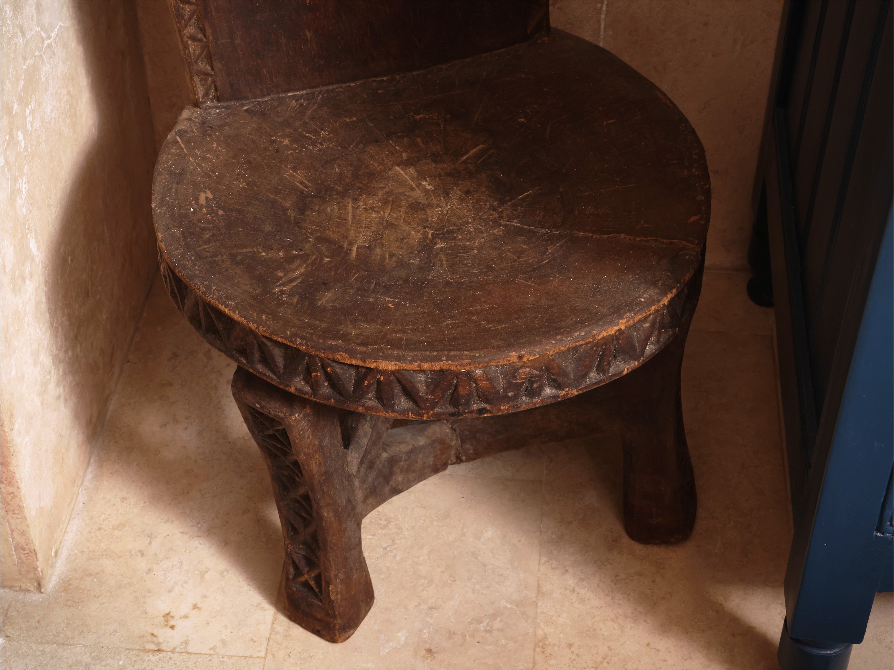 Scranno tribale antropomorfo, manufatto in legno esotico, h 110 cm