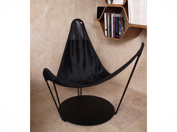 Tripod armchair in black leather and ponyskin
