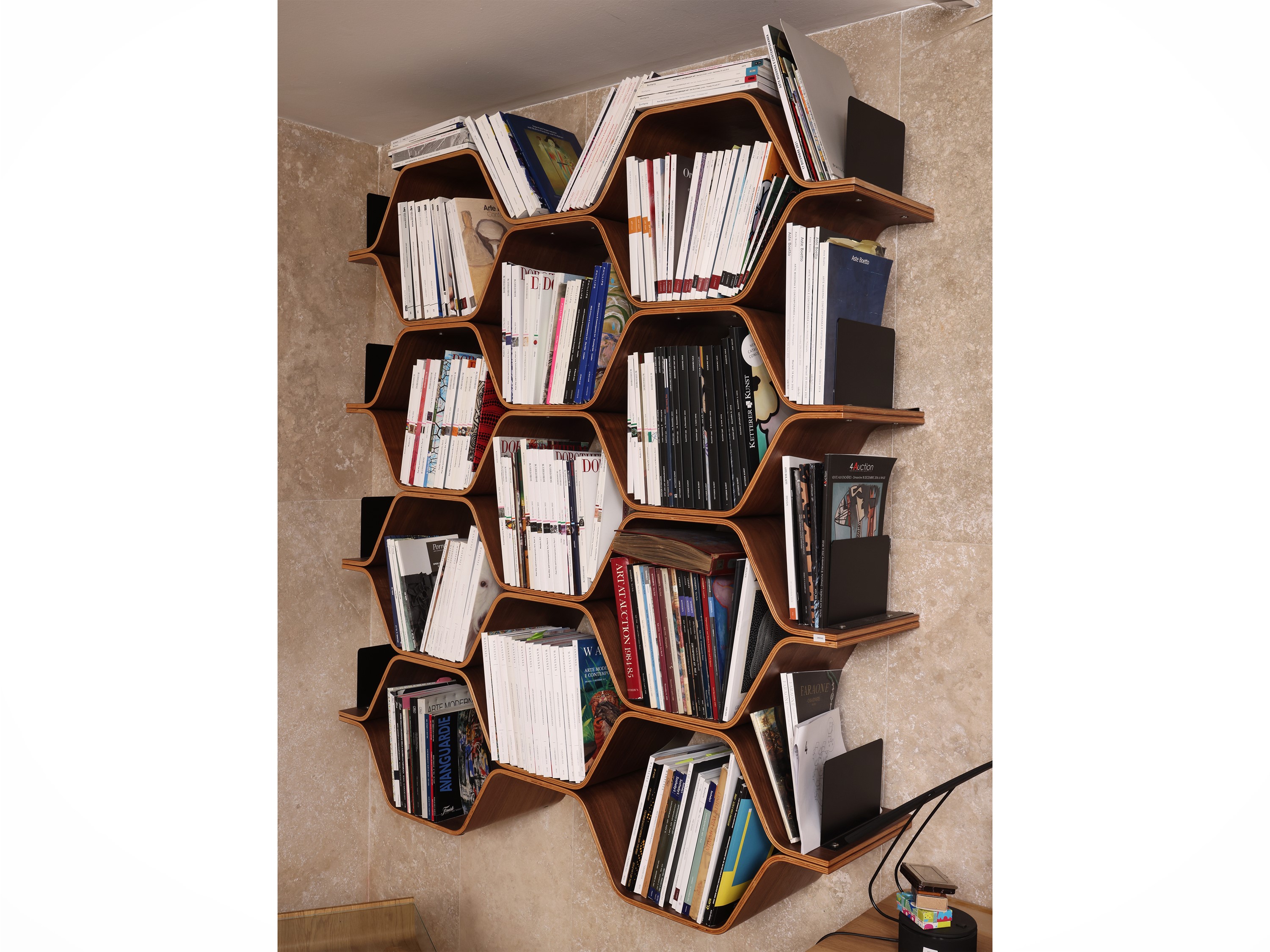 Luka Stepan, Libreria alveare a muro in compensato