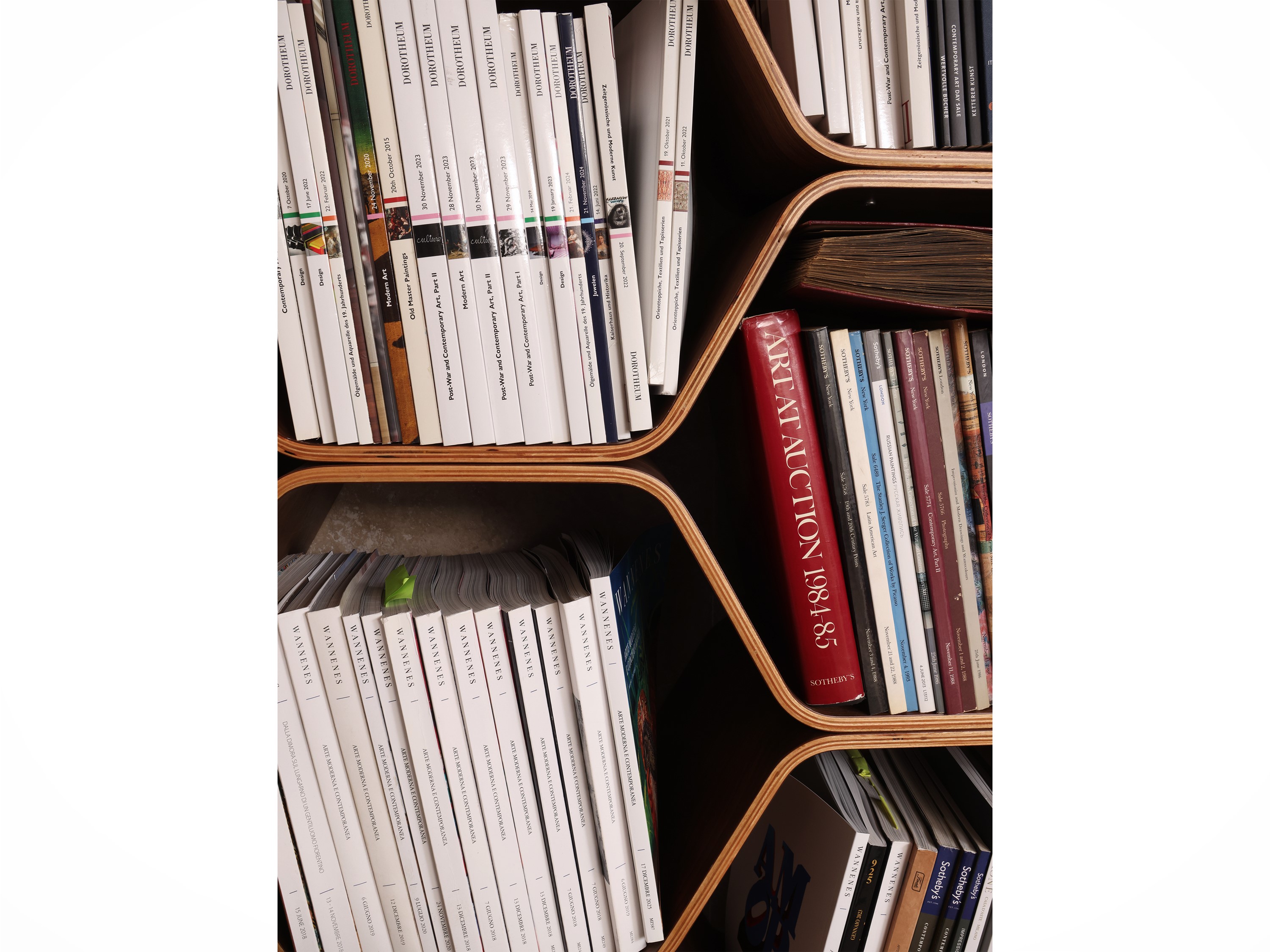 Luka Stepan, Libreria alveare a muro in compensato