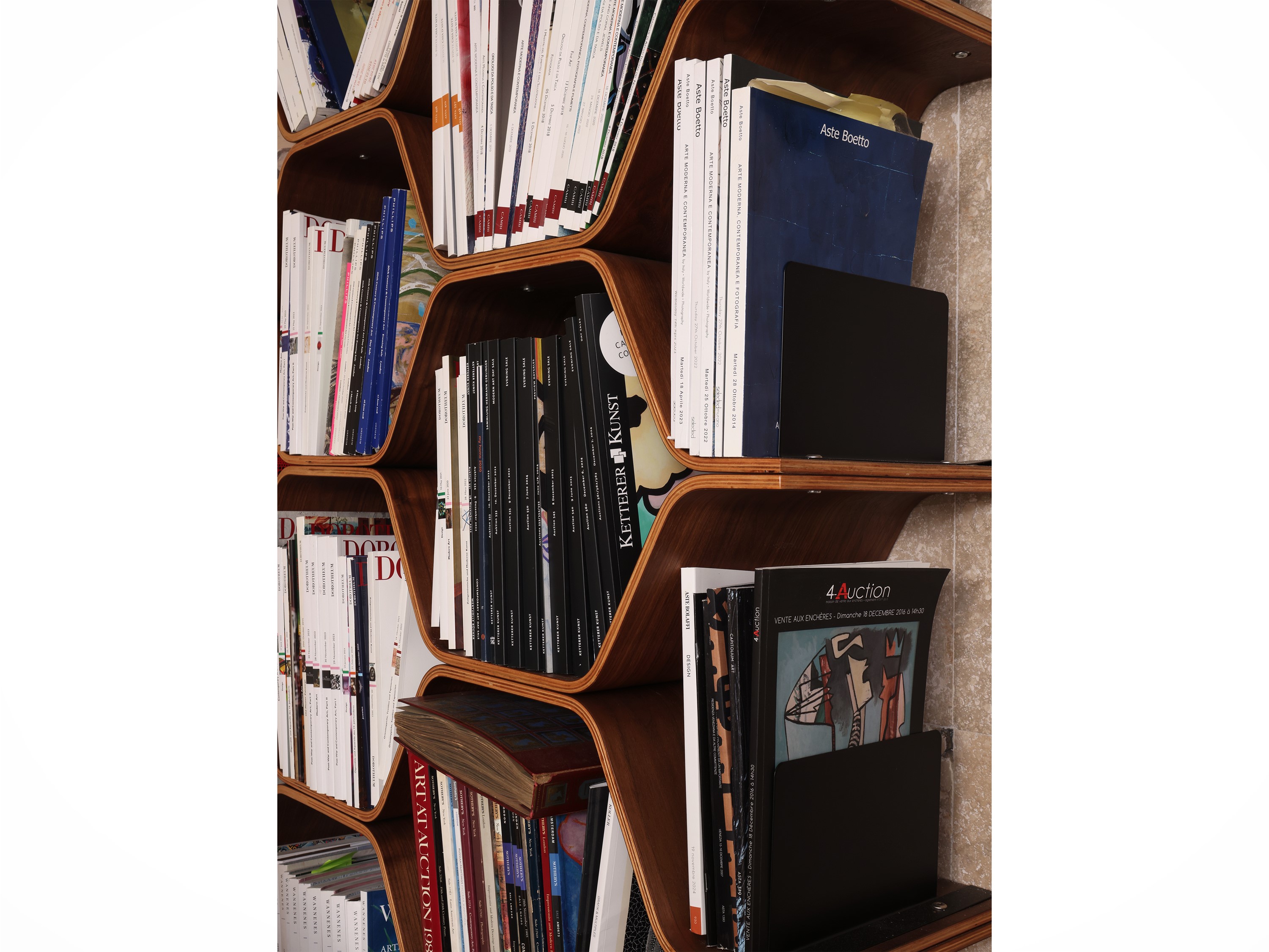 Luka Stepan, Libreria alveare a muro in compensato