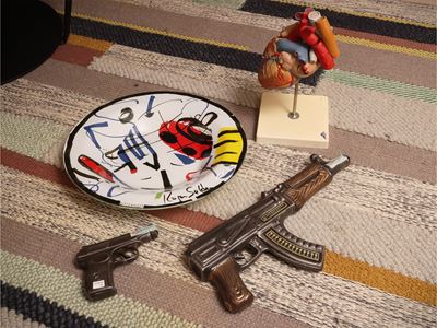 Curiosità, piatto in vetro Ritzenhoff con modello anatomico di cuore 3B, flaconi in ceramica a fo...