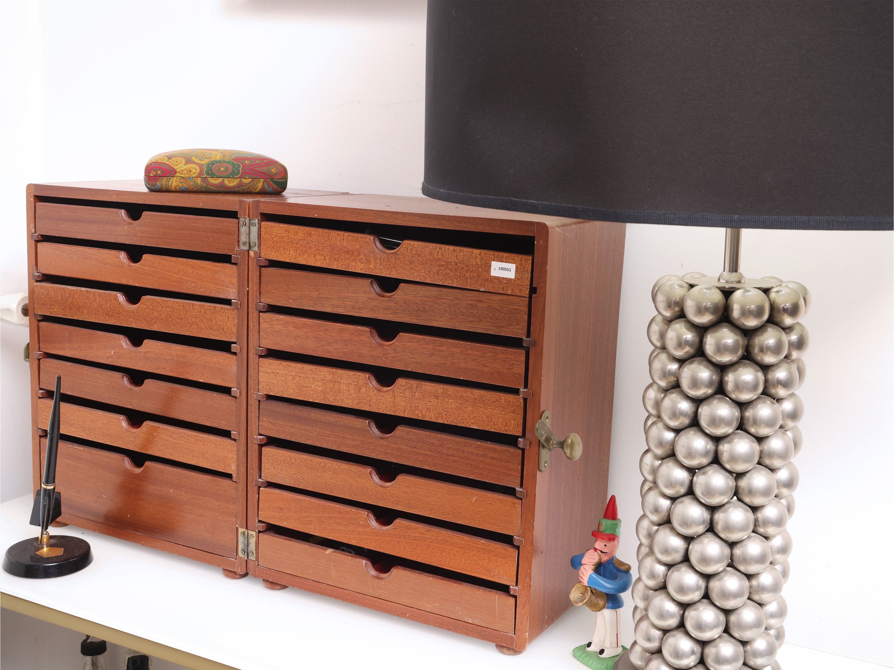 Cassettiera da tavolo chiudibile per collezione di penne
