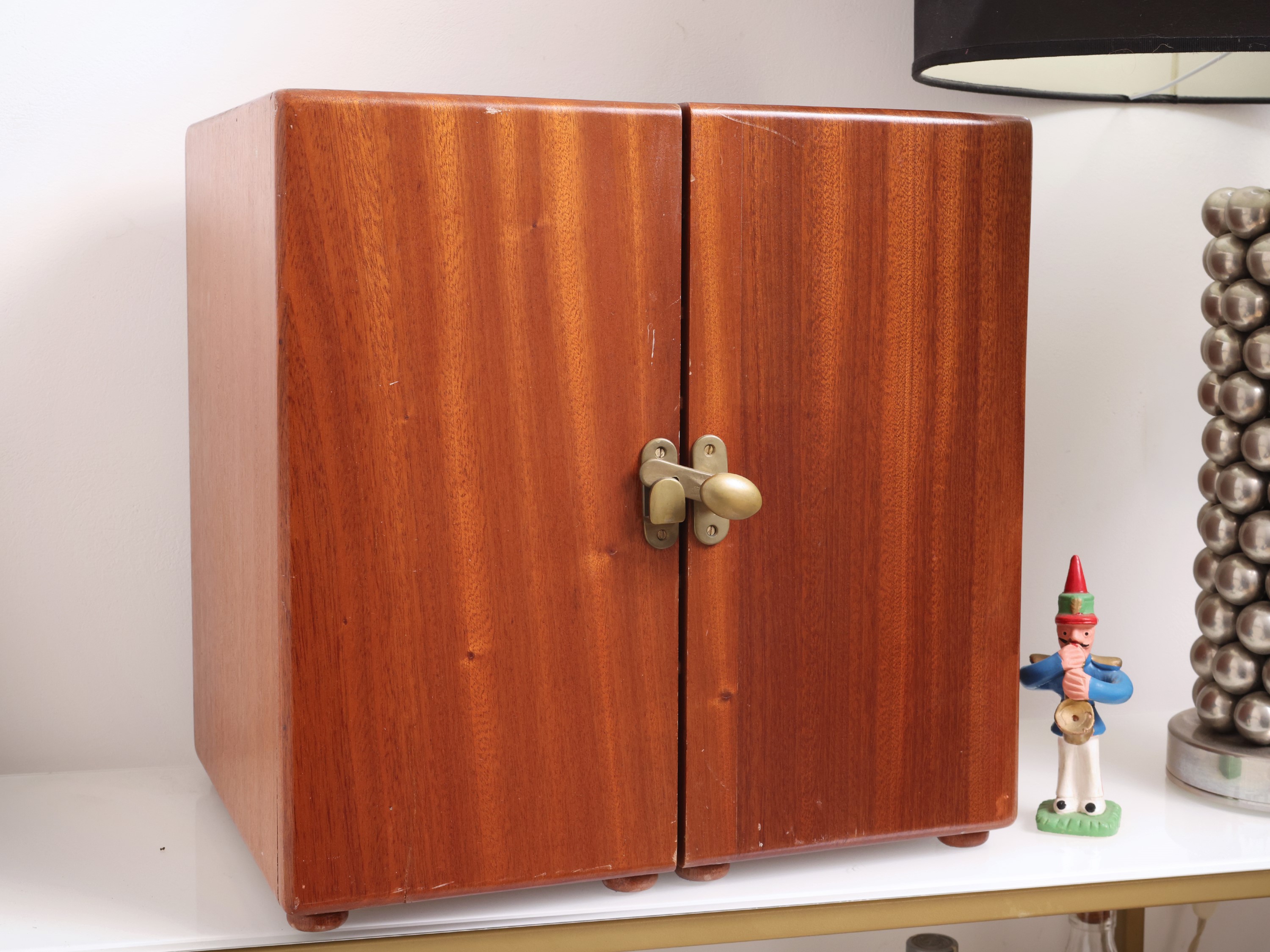 Cassettiera da tavolo chiudibile per collezione di penne