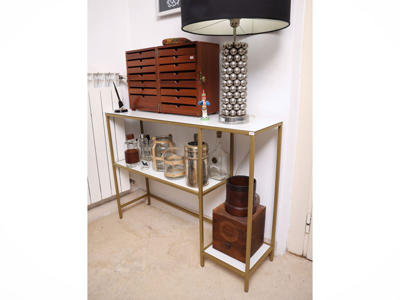 Etagère, struttura in metallo golden tone e pannelli in vetro bianco