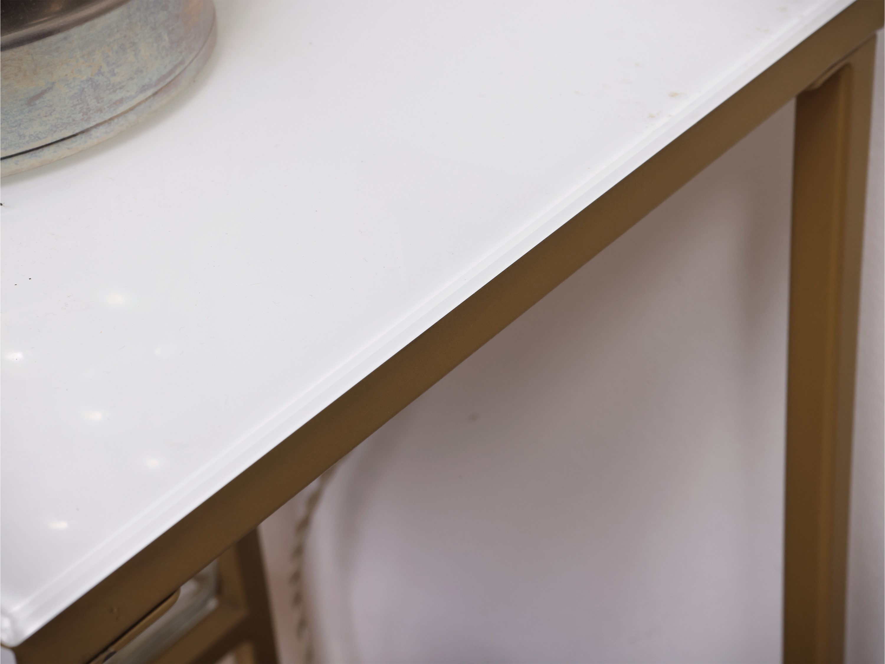Etagère, struttura in metallo golden tone e pannelli in vetro bianco
