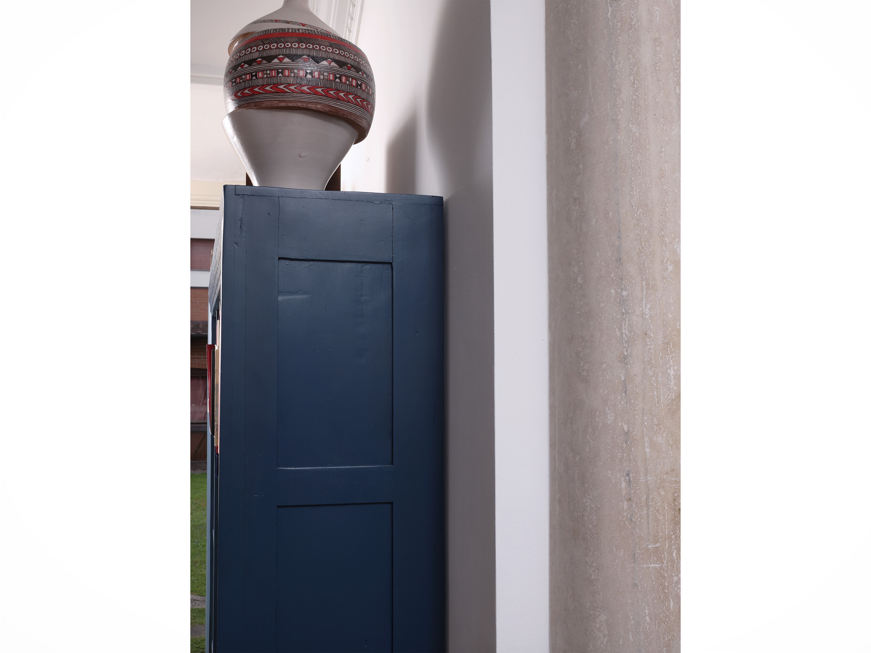 Libreria a giorno in legno tinto blu balena, con cornice modanata