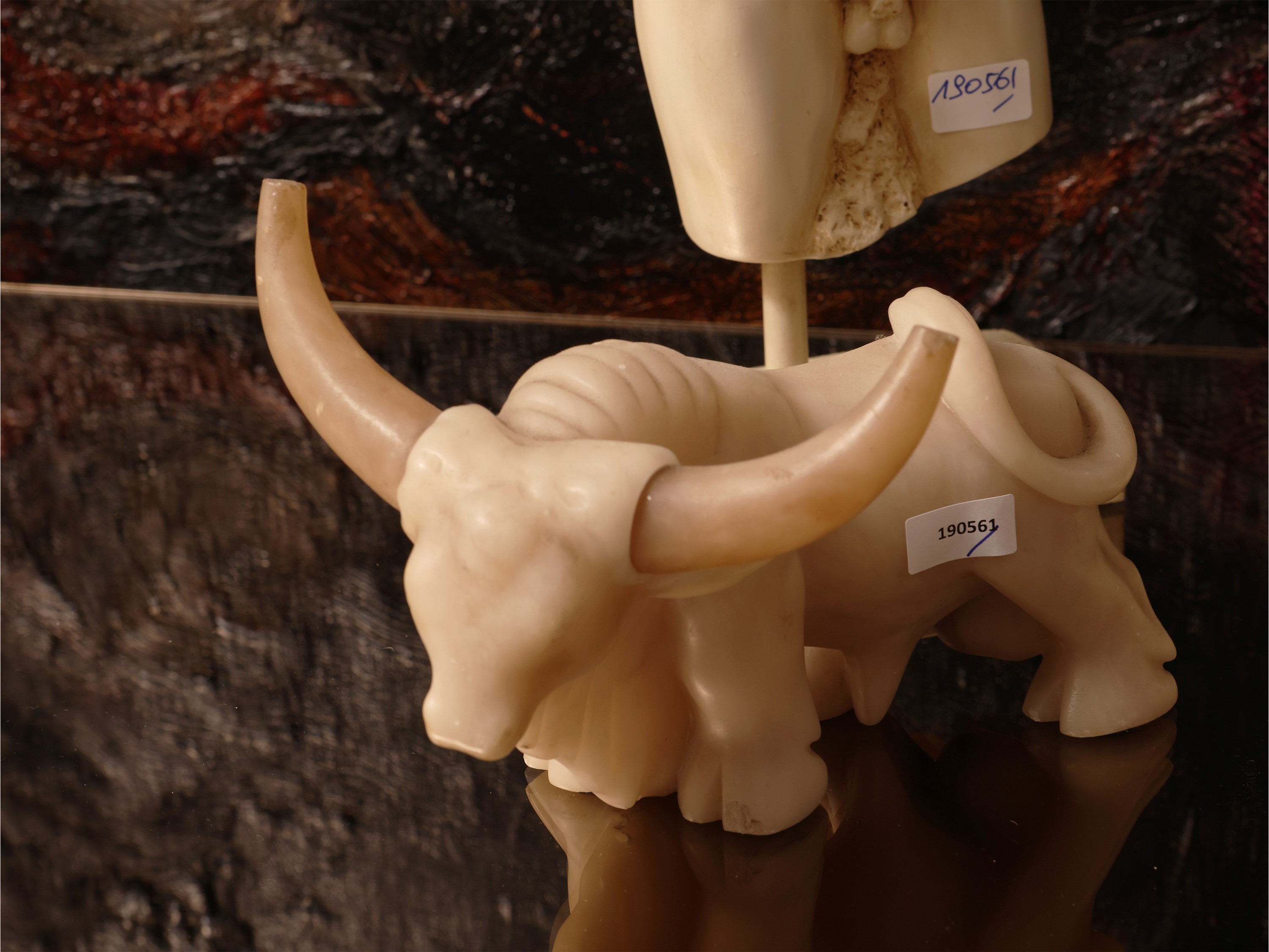 Curiosità, composizione in ceramica e alabastro con piccolo gruppo in legno dipinto (zebra)